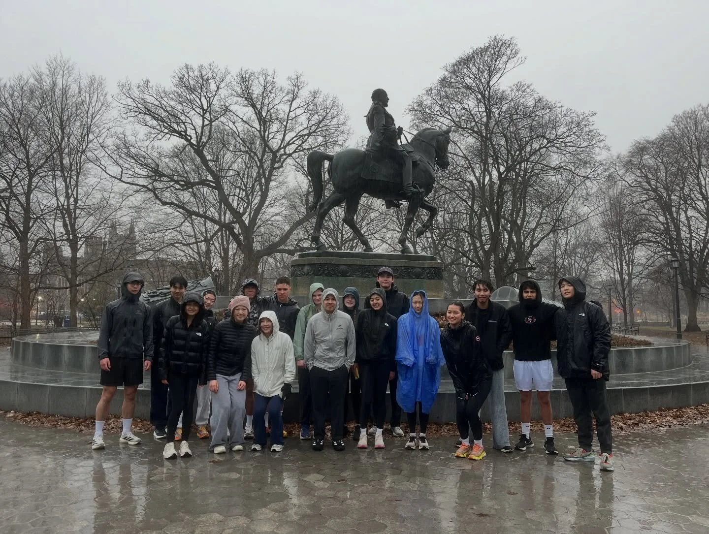 Rainy Sunday with the crew! ☔️ 
Thank you to those who came out for a fun this chilly morning! We ran to @molacafe.to, and the atmosphere, the drinks, food were all 10/10 ⭐️ We highly recommend if you&rsquo;re looking for a cozy cafe around the campu