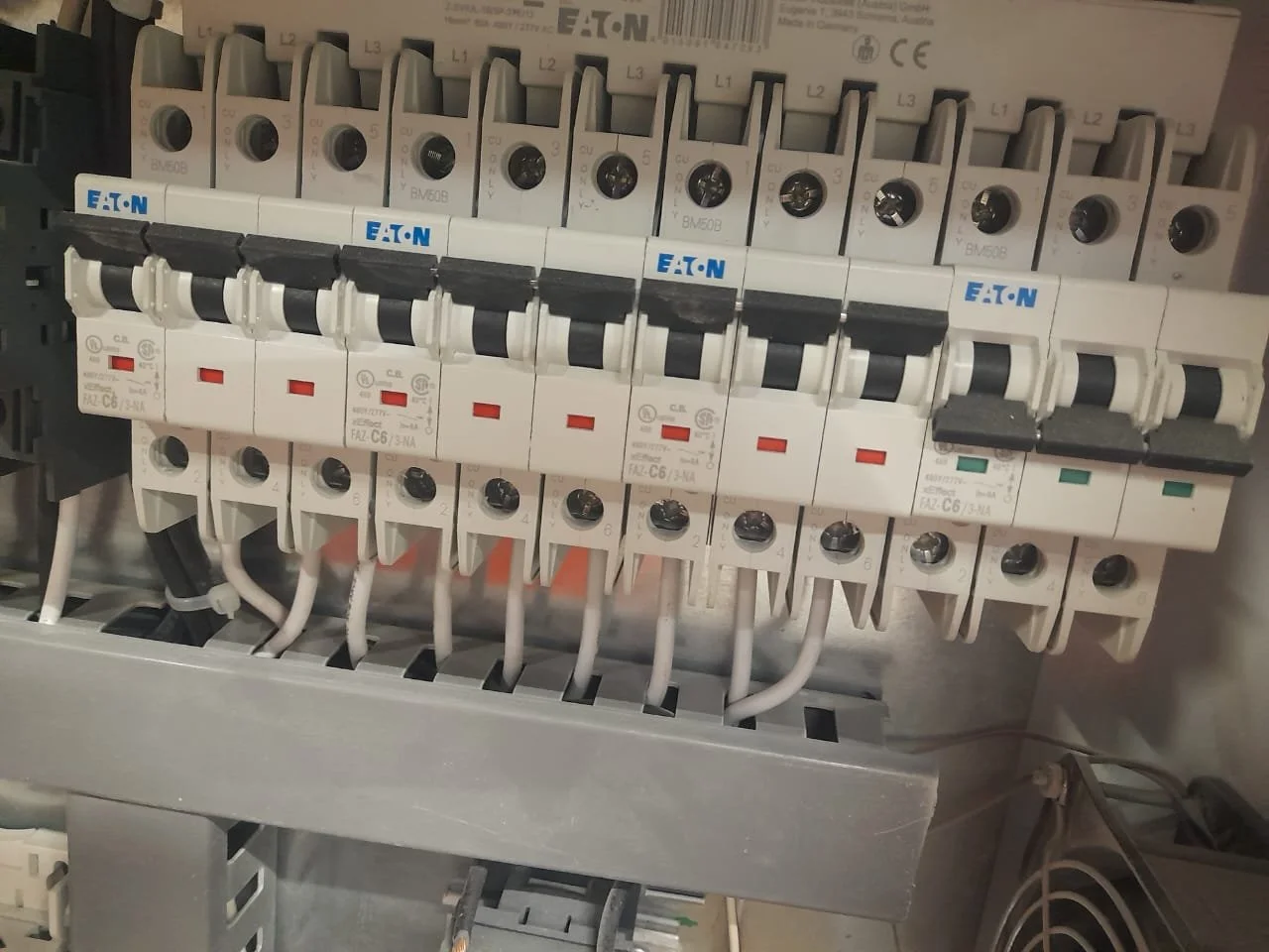 Tablero eléctrico con interruptores automáticos y disyuntores marca Eaton.