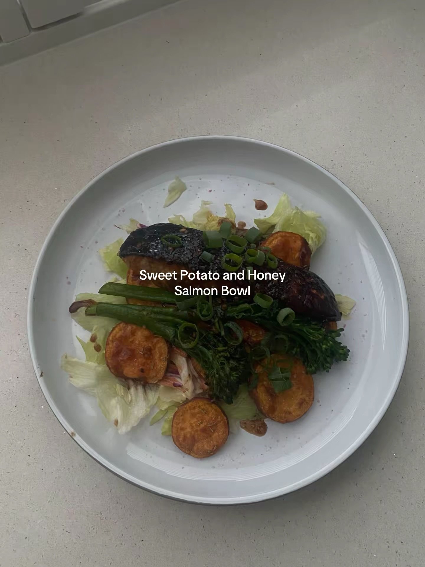 Some nourishing recipes on repeat recently! 🫜🫜🫜🫜🫜Let me know if you&rsquo;d like any of these, you can find the Layered Summer Hummus on my socials and Substack for now <333 

#dietitian #recipe #nourishing