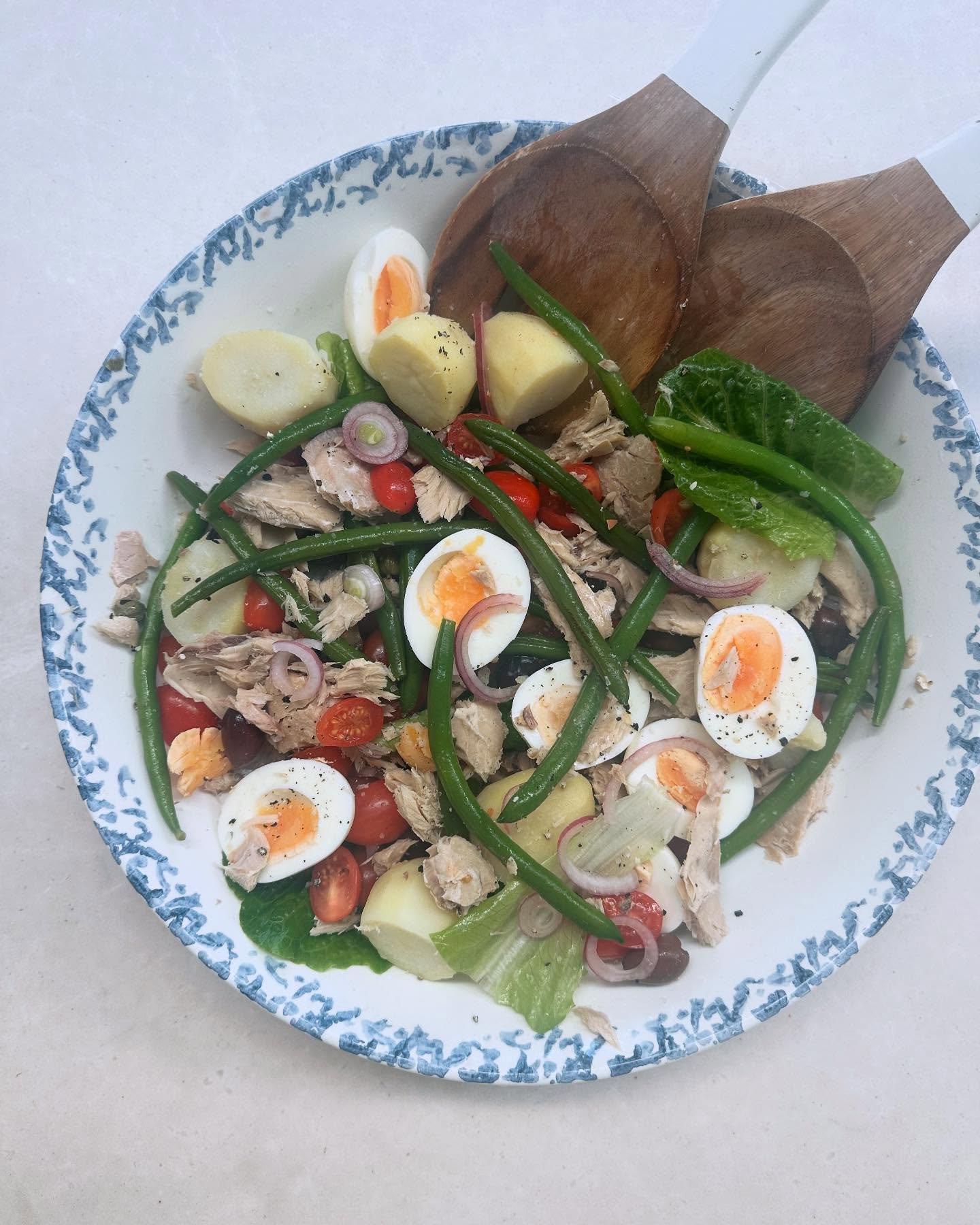 Trust the French to invent a stellar salad out of tinned tuna 😉 🇫🇷 

I love this salad because it&rsquo;s loaded with quality fats and protein - Pastuted eggs and wild tuna - both from @brothbarandlarder 

Cooked and cooled potatoes are a great so