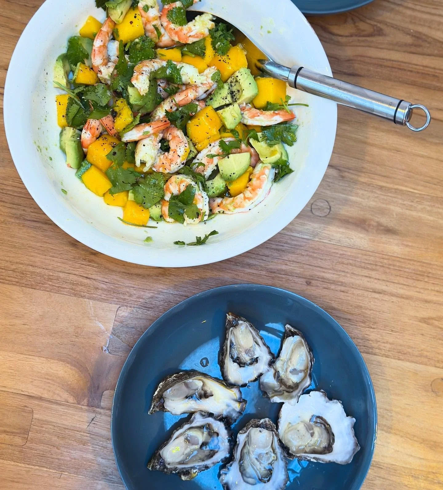 When it’s too bloody hot to cook…. I pull out the QUEENSLANDER… 
Prawn 🦐 avocado 🥑 and mango 🥭 salad with fresh coriander, and dressed with lemon juice and extra virgin olive oil infused with @youngliving lime essential oil.