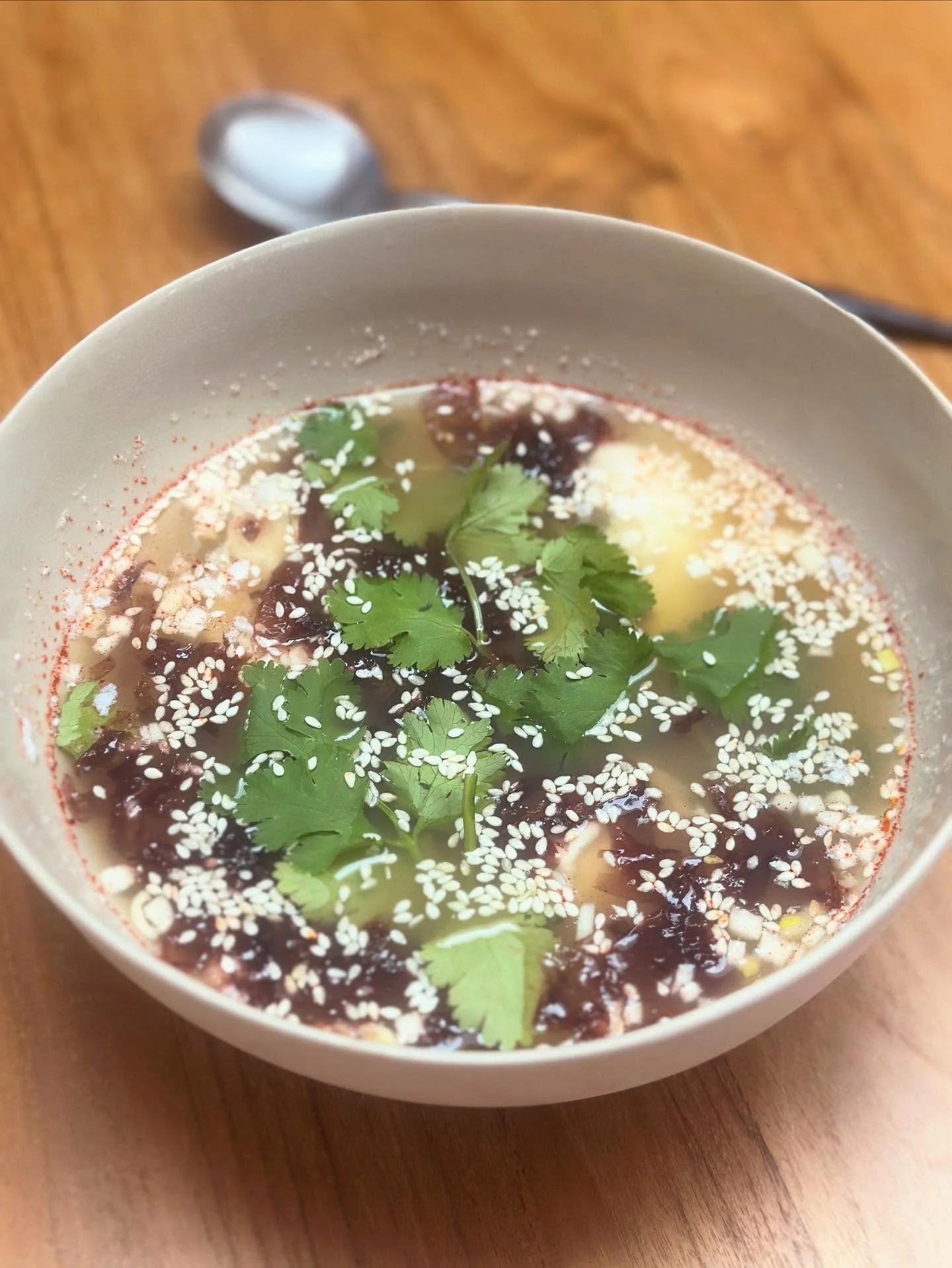 Poached eggs in bone broth…. If you feel it’s too hot for a cup of broth then adding in some eggs and flavour bombing with fresh lemon juice, minced garlic, minced ginger, fermented chilli paste, tamari, nori flakes and sesame seeds &hel