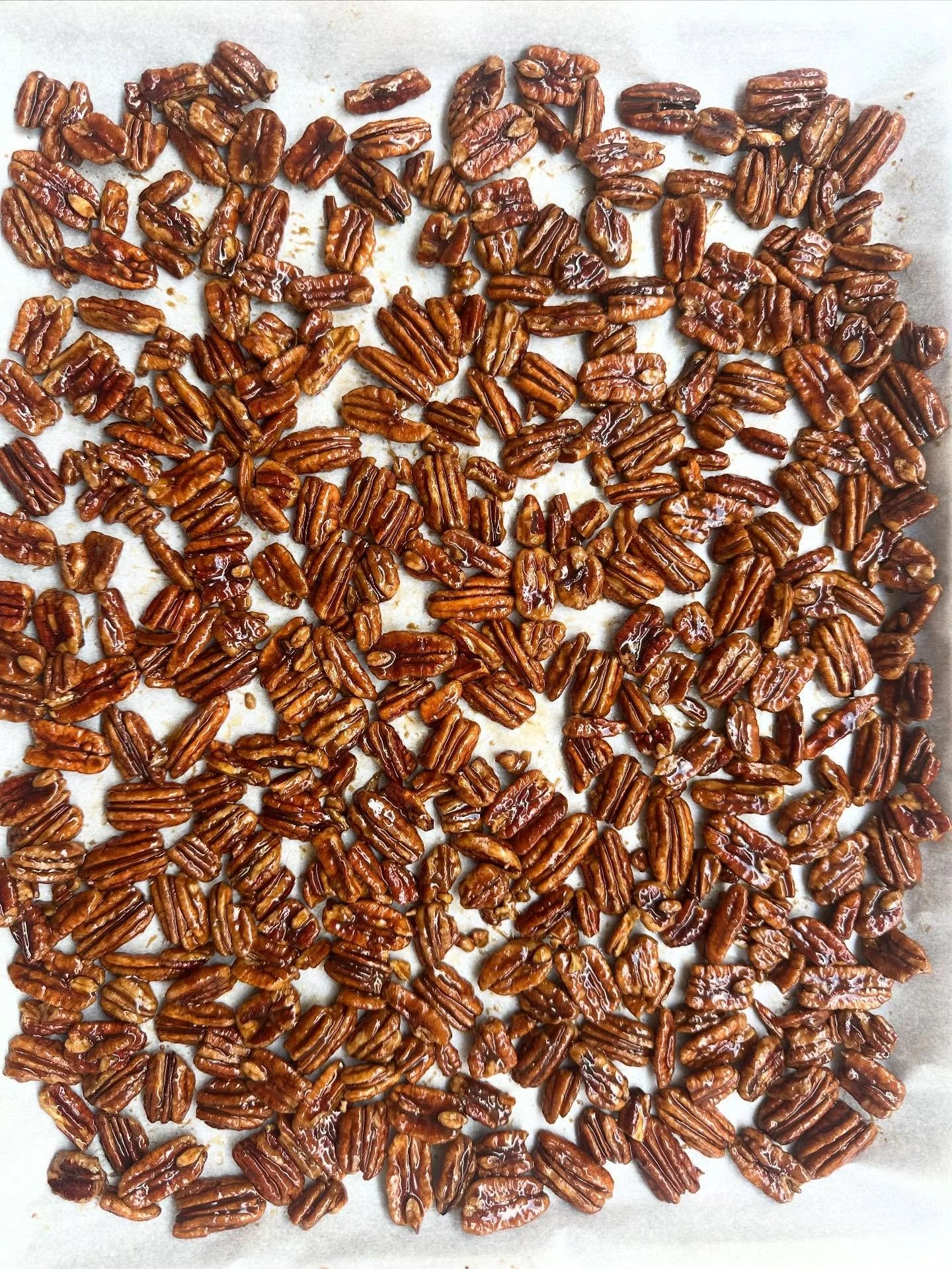 Making jars of candied pecans as Xmas gifts 🎁 

The house smells insanely divine&hellip;. Cinnamon, butter, maple syrup, vanilla and sea salt syrup drizzled over Star Anise Organic Wholefoods activated pecans. Delish!