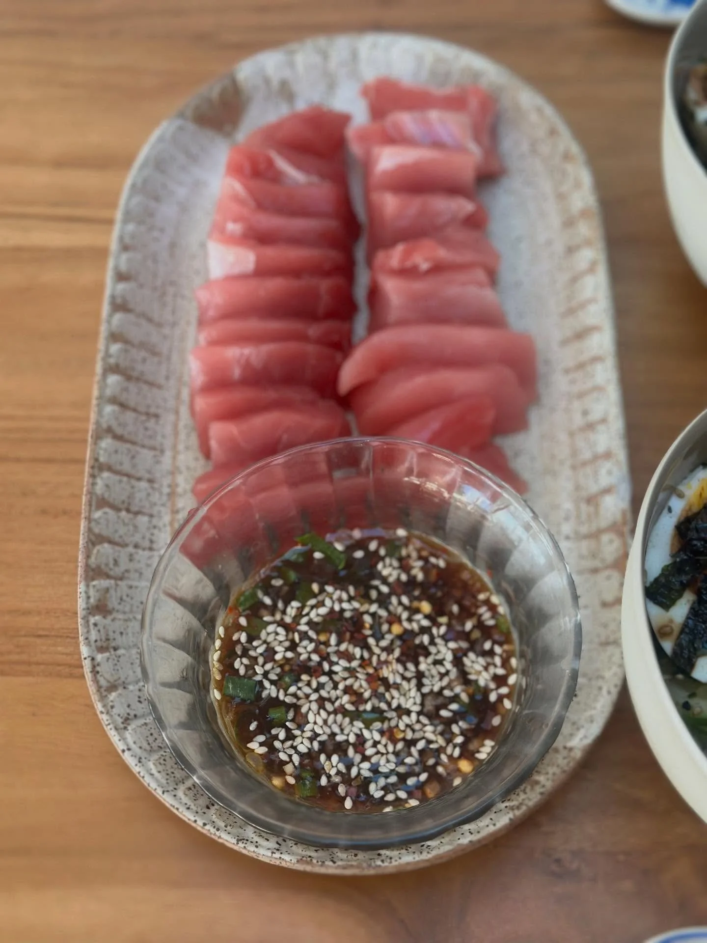 Electricity was turned off in entire suburb this arvo 🙄 so dinner was:

🎣 tuna sashimi with my signature sashimi dipping sauce (lime juice, Young Living lime essential oil, tamari, @redboatfishsauce sold at @brothbarandlarder, spring onions, diced 