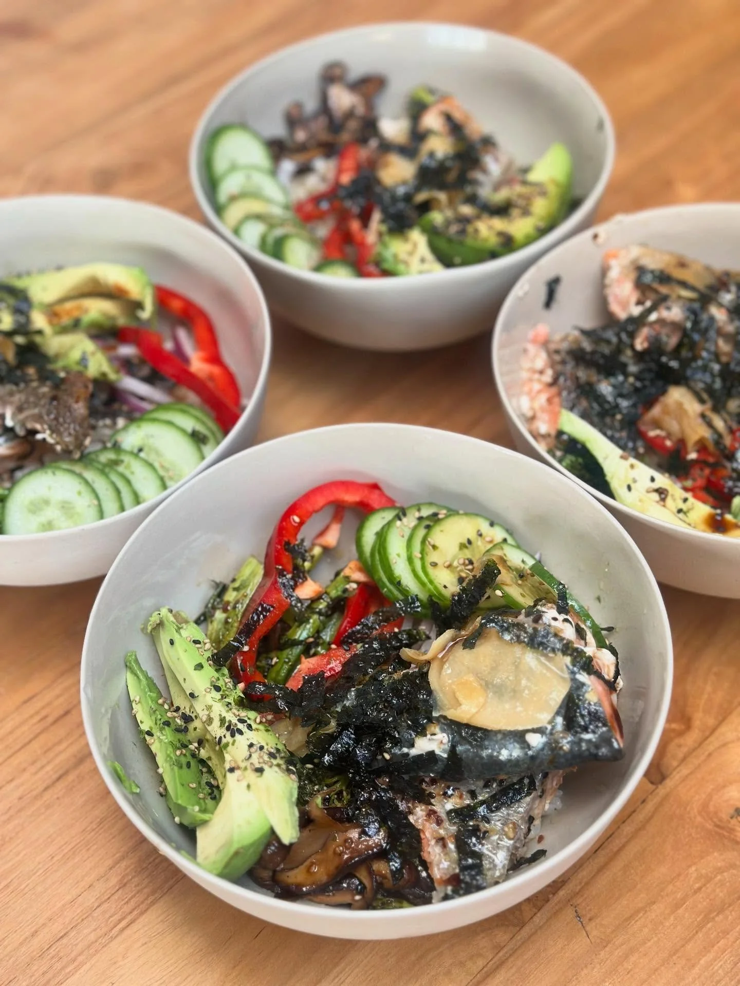 Poke bowl for dinner made with:
✔️ wild salmon fillets sold at @brothbarandlarder pan fried in olive oil and chilli with Asian seasoning mix 
✔️broccolini and mushrooms sauteed in olive oil, seasoned with tamari, rice vinegar and Japanese seasonings 