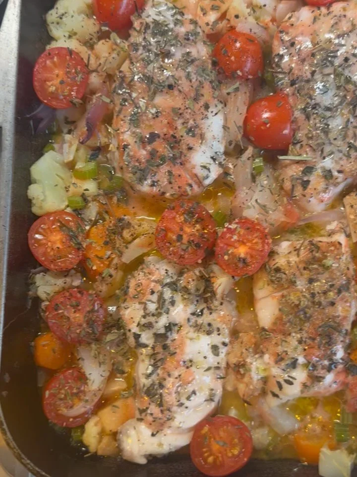 Greek baked fish&hellip; almost nailed it but not quite. Really wish my baba was still with us so he could share his recipe with me. Miss mum and dad so much 😢 

I used ling, 4 cups of steamed veg, Grecian herbs and olive oil.