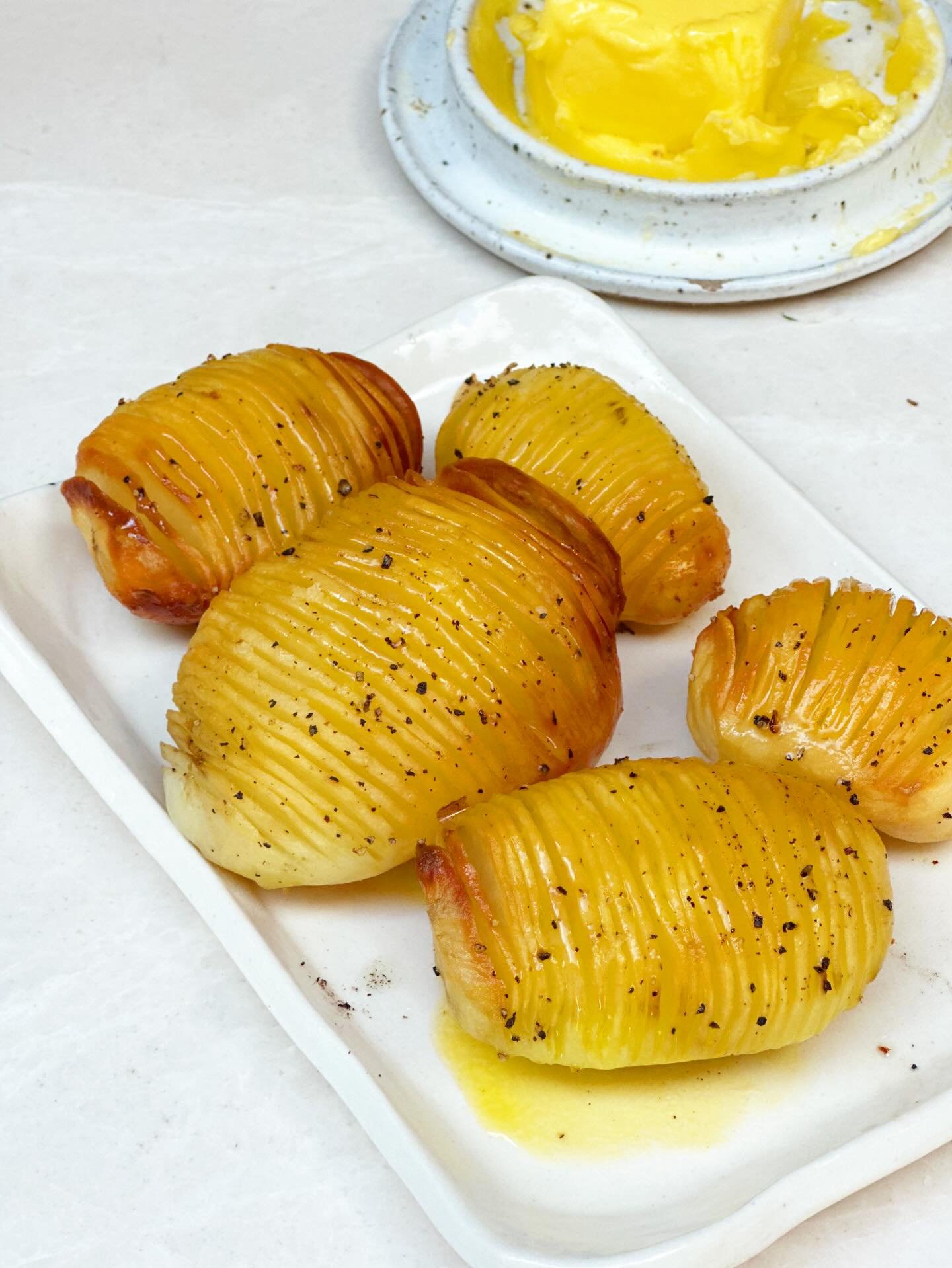 Hasselback potatoes &hellip;.. crispy on outside and soft on inside. My latest potato obsession &hellip;. And I even impressed my mate @ianmontywooddesign with these which says a lot as he&rsquo;s an excellent cook 🧑&zwj;🍳