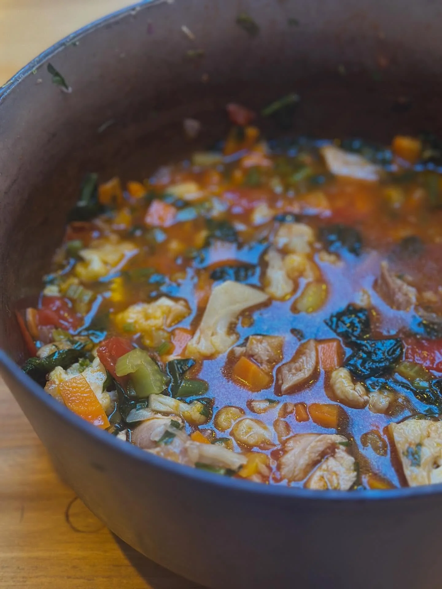 A quick and easy chicken &amp; veg soup🍲 

It&rsquo;s one of those staple comforting soups. Here my recipe: 

Heat up 4 raw chicken drummies in 1L of Star Anise Organic Wholefoods chicken bone broth. Almost bring to the boil then slow simmer until c