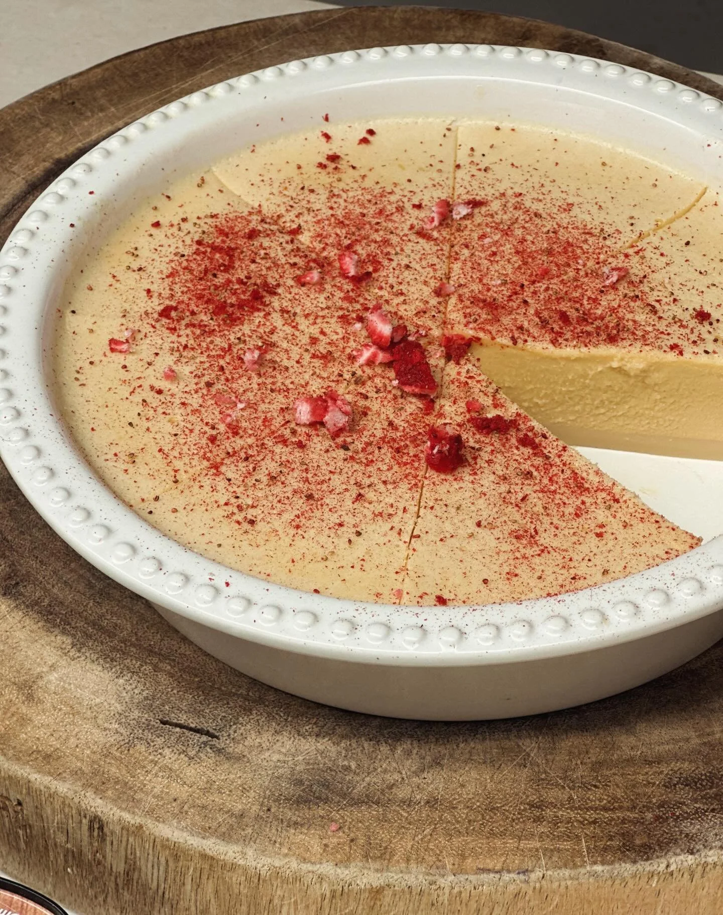 Creamy dreamy 4 ingredient vanilla panncotta&hellip;. Perfecting the recipe and I think I nailed it. 

Instead of milk I used jersey cream (for a thick rich decadent dessert), vanilla essence, maple syrup and gelatin powder. 

Dusted with dehydrated 