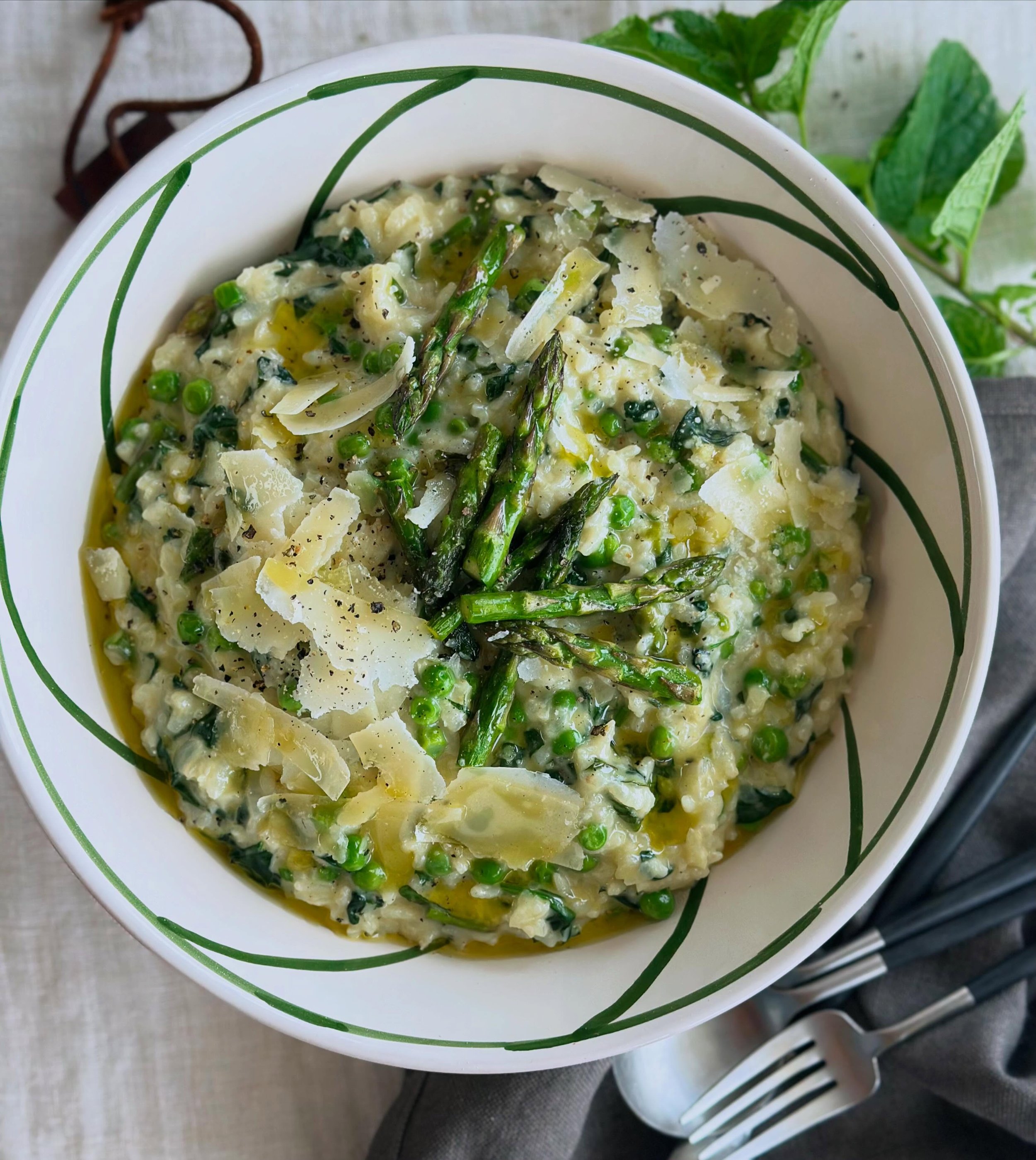 GREEN RISOTTO 💚 

Made with pre soaked Arborio rice, garlic, onions, spinach, peas, asparagus, Star Anise Organic Wholefoods chicken bone broth, Parmesan and cr&egrave;me fraiche.

Ultimate comfort food on a rainy day. 

Bowl from @alexandtrahanas