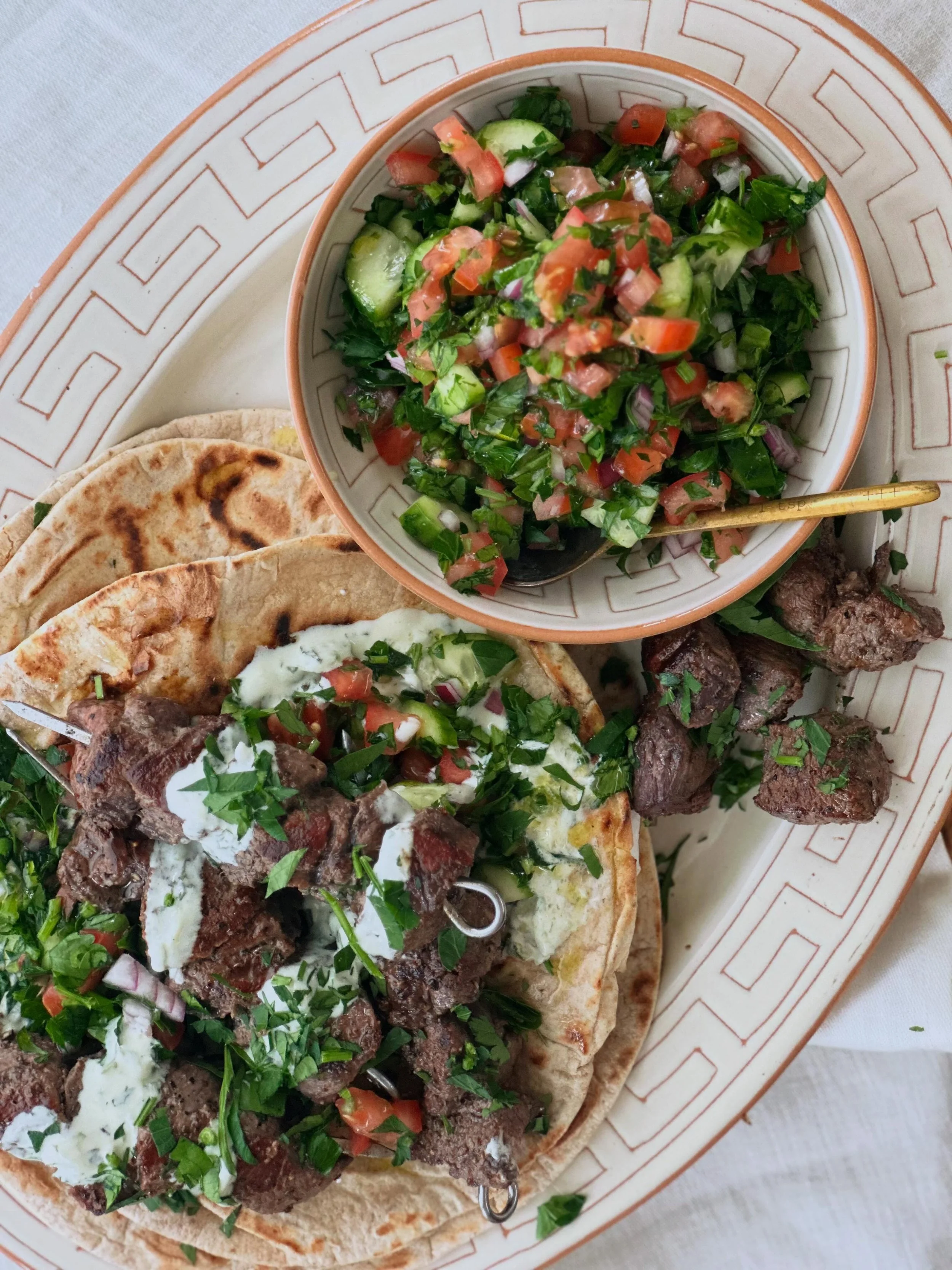 Greek souvalakia 🇬🇷🇨🇾 

Wogging it up with lamb marinated in my dad&rsquo;s dried coriander seeds, oregano  and red wine wrapped in sourdough pita bread with parsley salad and tzatziki.

Crockery from @alexandtrahanas