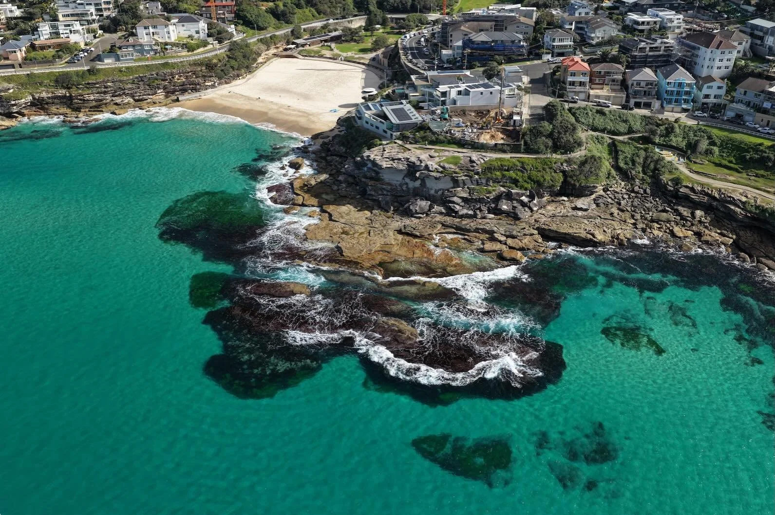 A particular calm and tranquil day today with crystal clear water at Bronte and Tama, brilliantly captured by @djtoomey 💦