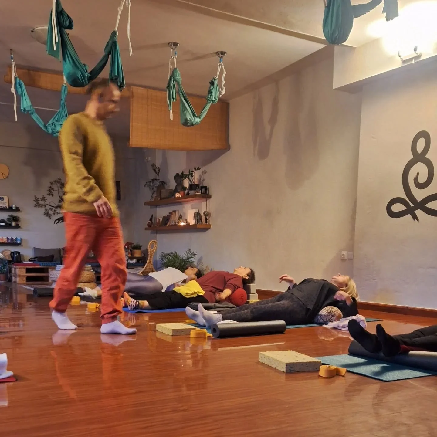 Ό&tau;&alpha;&nu; &kappa;&alpha;&theta;ό&mu;&alpha;&sigma;&tau;&epsilon; &sigma;&epsilon; &alpha;&kappa;&iota;&nu;&eta;&sigma;ί&alpha;, &epsilon;ί&mu;&alpha;&sigma;&tau;&epsilon; &beta;&alpha;&theta;&iota;ά &delta;&rho;&alpha;&sigma;&tau;ή&rho;&iota;