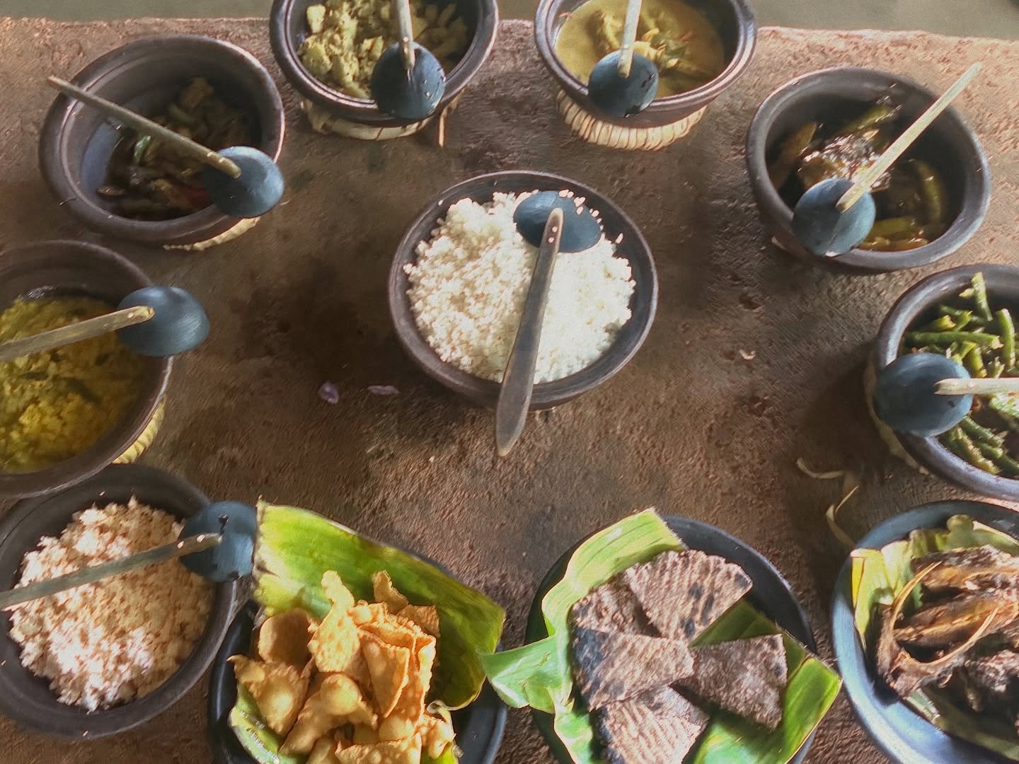 Curry-Abenteuer mit den Kids in Sri Lanka! 🥥🌶️
Was f&uuml;r ein Erlebnis! Statt Sandburgen zu bauen, haben wir mit der Familie die Geheimnisse des sri-lankischen Currys gel&uuml;ftet.
Die Kinder lernen:
&bull; Wie man Kokosnussmilch frisch aus der 