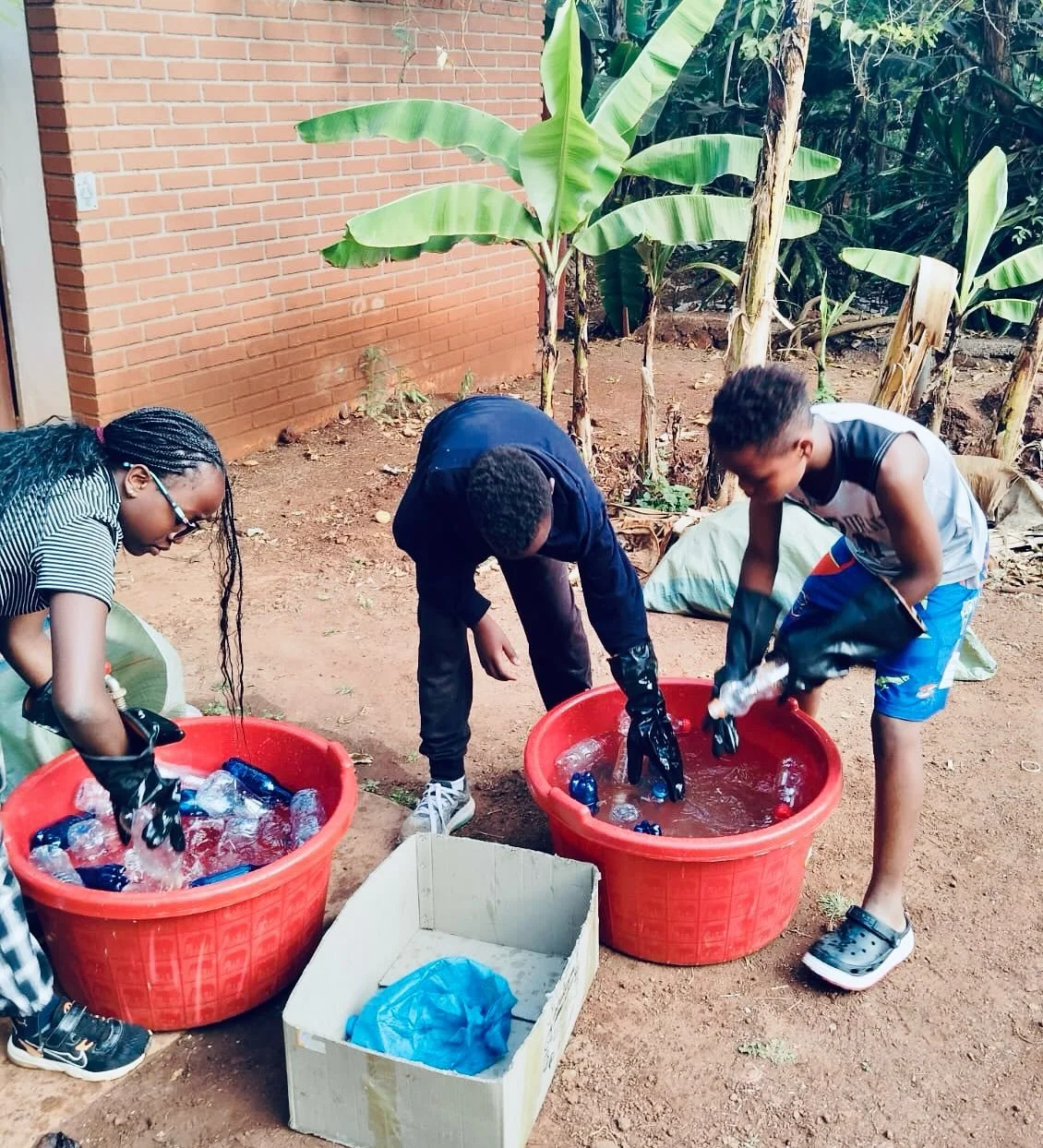 The end of last school year saw the start of a very important collaboration with @greenmanjaro_foundation and @rootsandshootstz 

Their experience, hands-on approach and care for the planet match the approach of Plastic Patrol to strive for a clean K