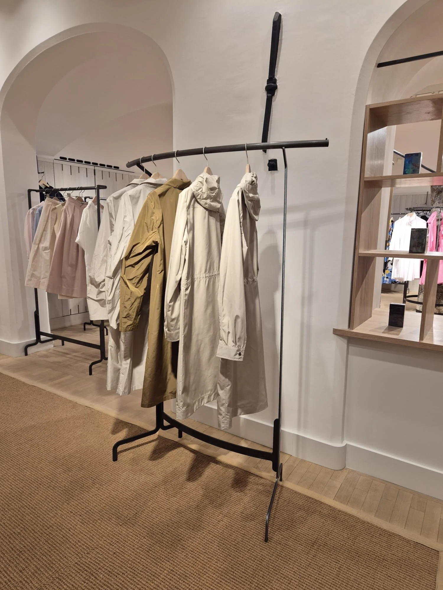 Regal mit Kleidung im Shop Dantendorfer