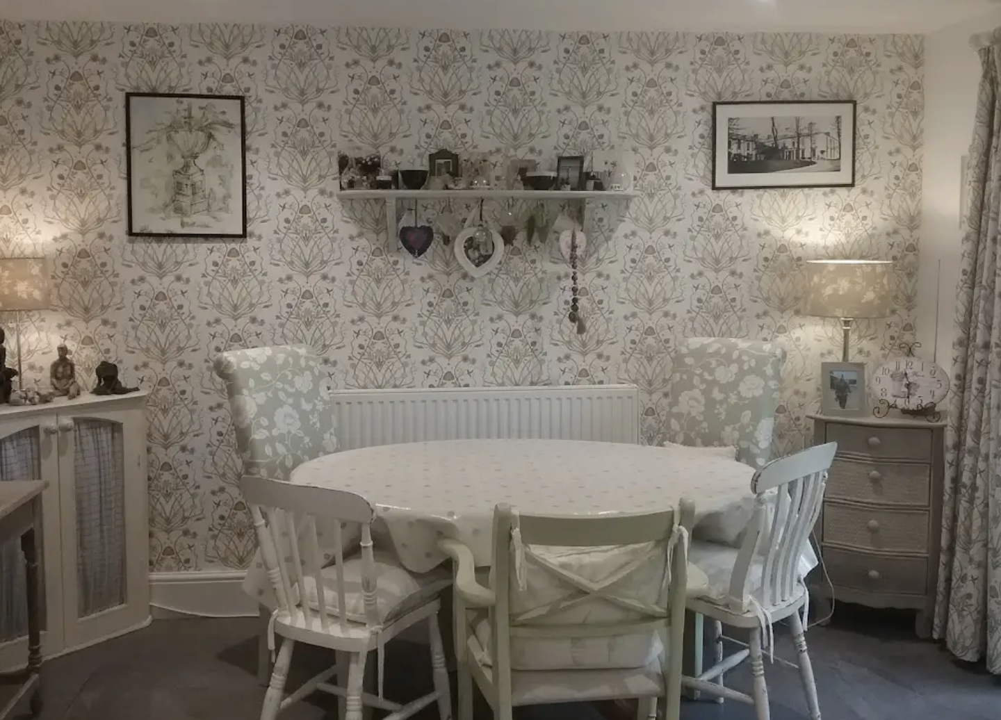 Professional interior painting and wallpapering by Rowlands Harte Decorating Contractors in Hastlemere,Surrey