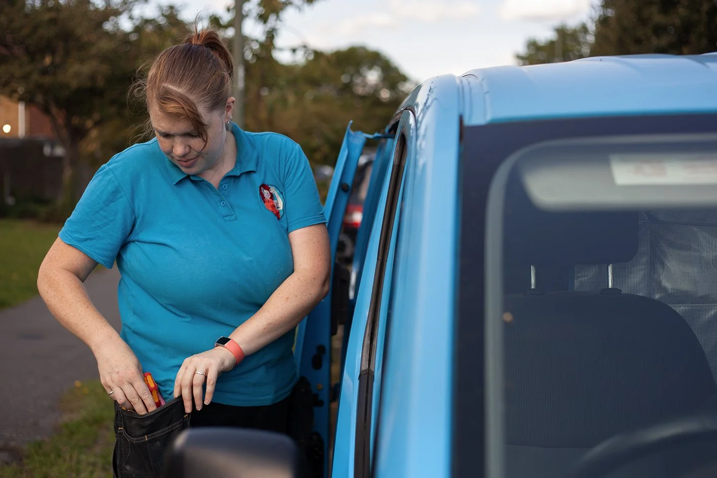 Checkatrade work. Anne, an electrician, at work at a domestic property. Anne arriving at a property. Wimbledon. 2025.