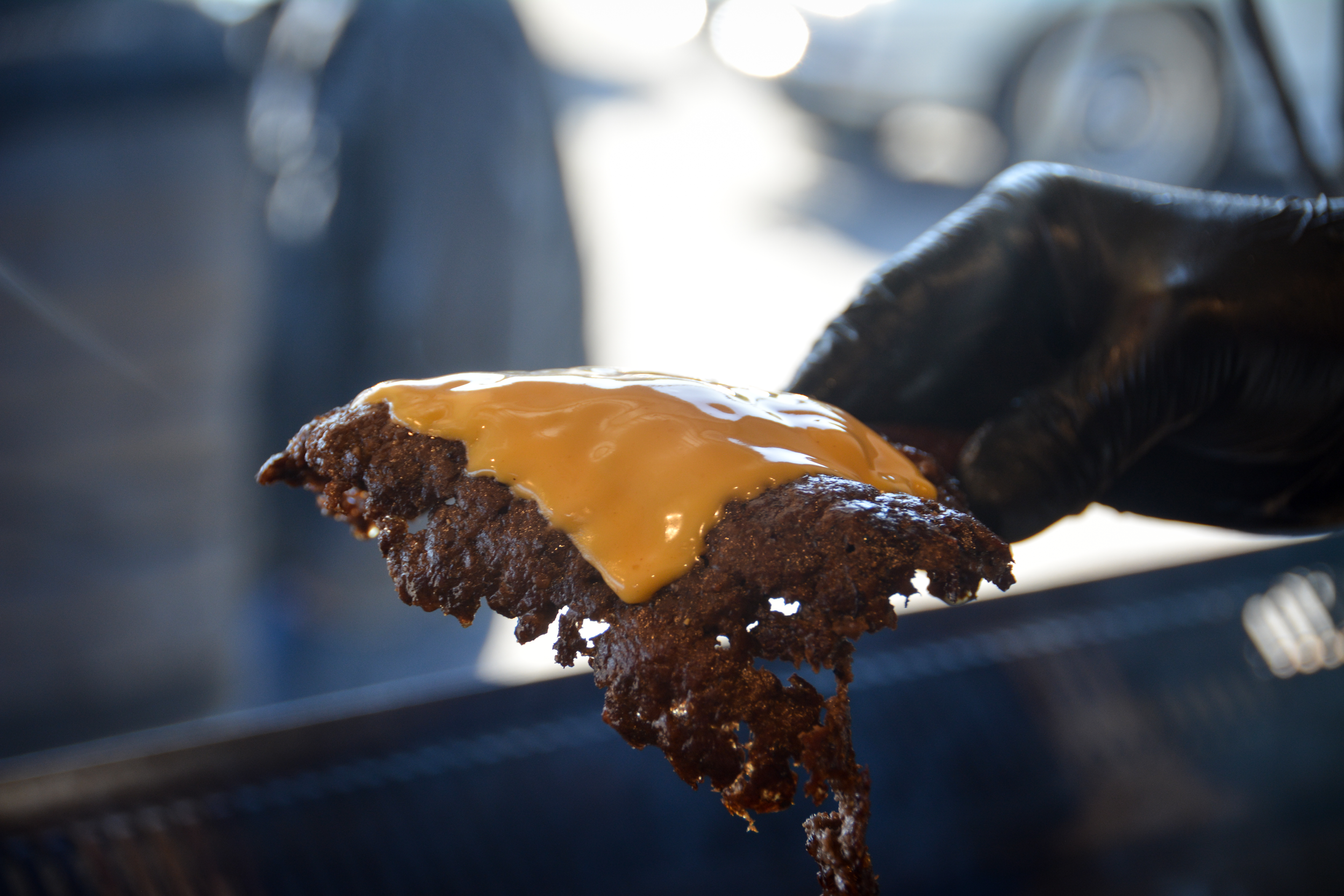En person holder et stykke af en crispy fried kylling vandmelonsstykke med smeltet ost │Smash Burger Truck│Copenhagen│ København