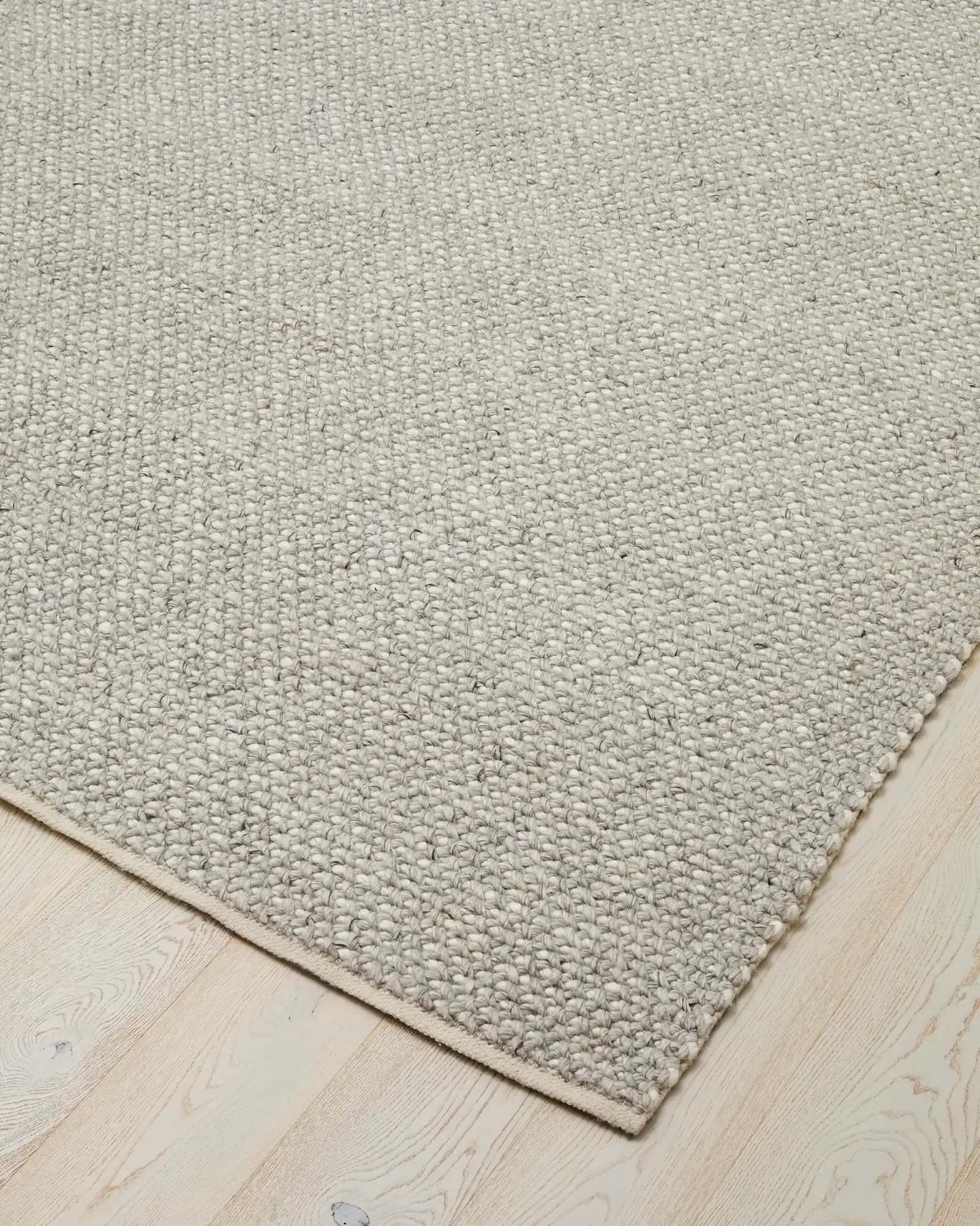 recYphrVIcwaaXW1m_Emerson_Rug_Feather_Corner.webp
