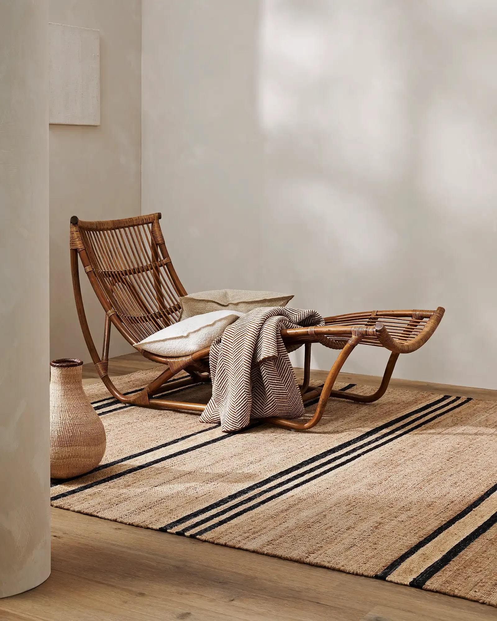 recYpHKm3Mf7auo85_Umbra_Rug_Natural_Lifestyle_1.webp
