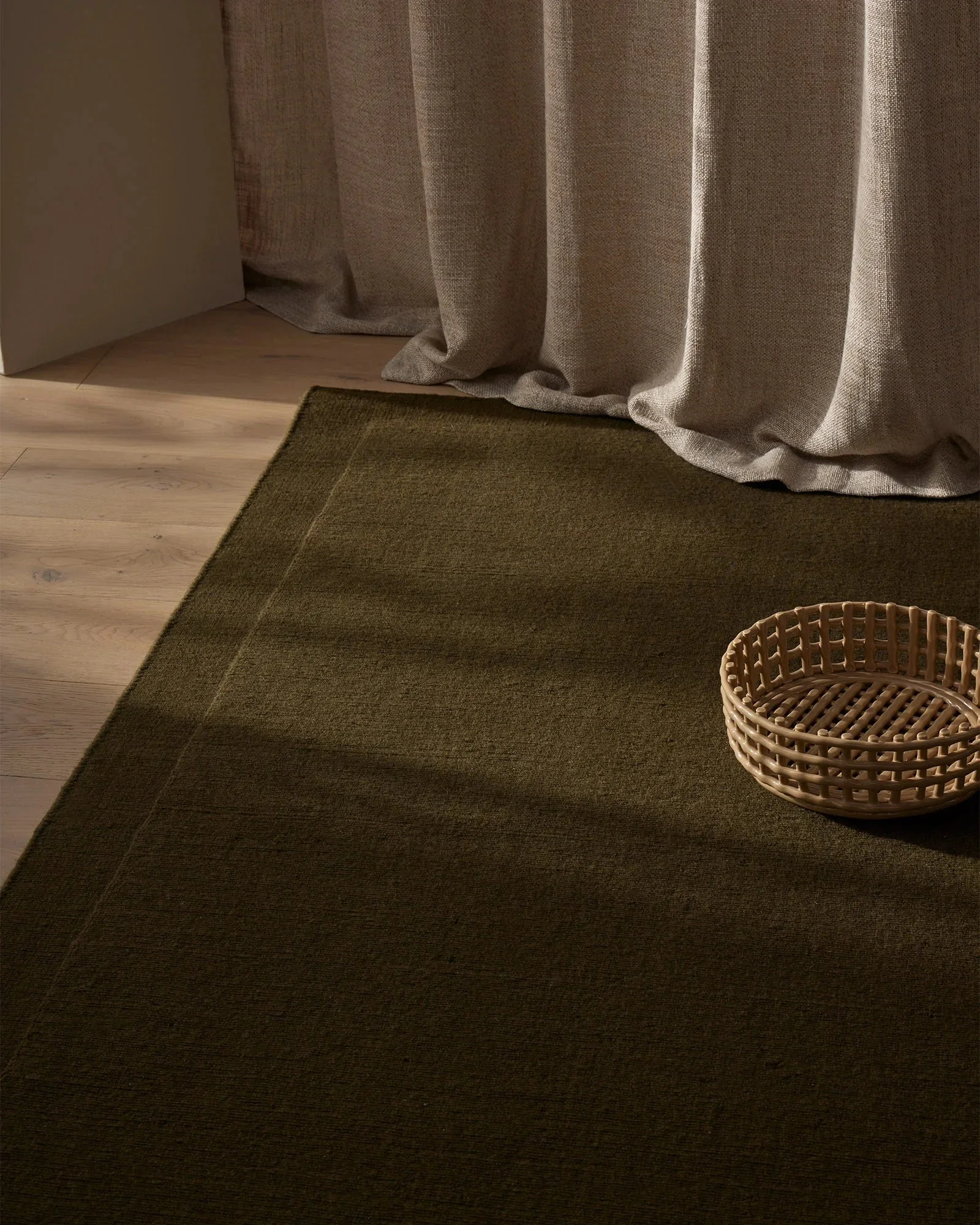rec9GVas1365kWUod_Cassio_Jasper_Rug_Lifestyle3.jpg
