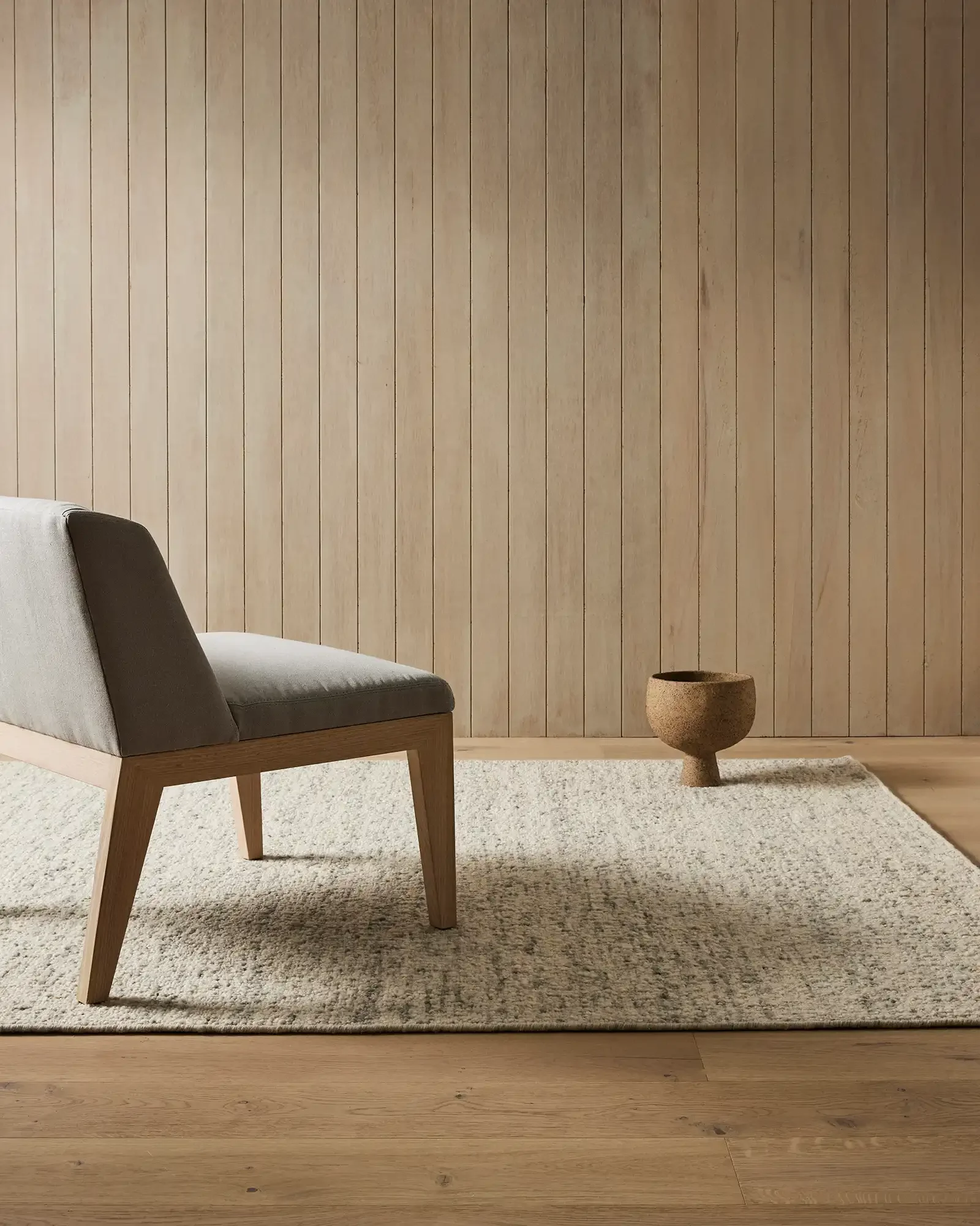 recE1791CMschXemU_Henley-rug-pelican-details-chair.webp