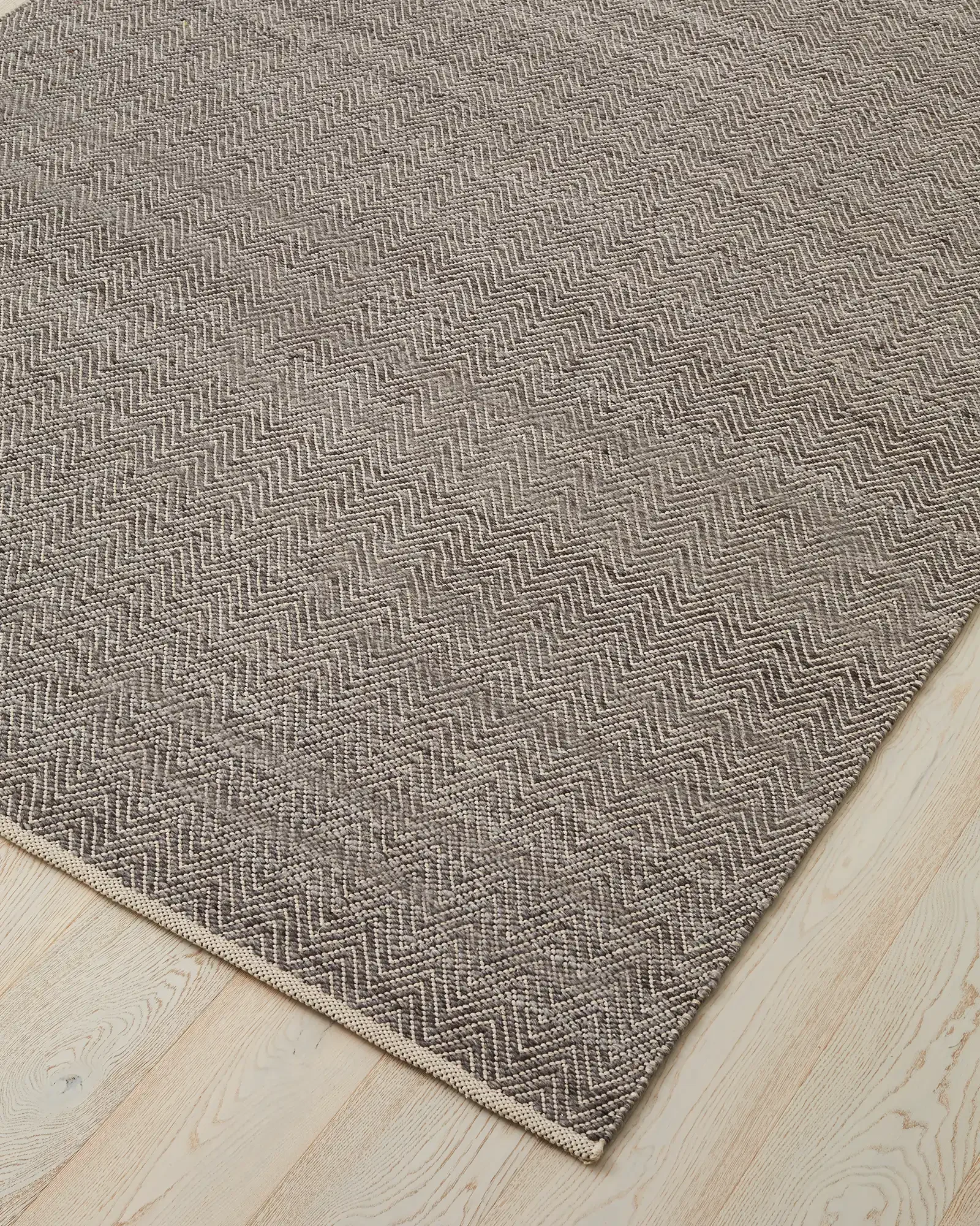 recre6eIH0sZTRxH1_Matterhorn-Rug-Tar-Corner (1).webp
