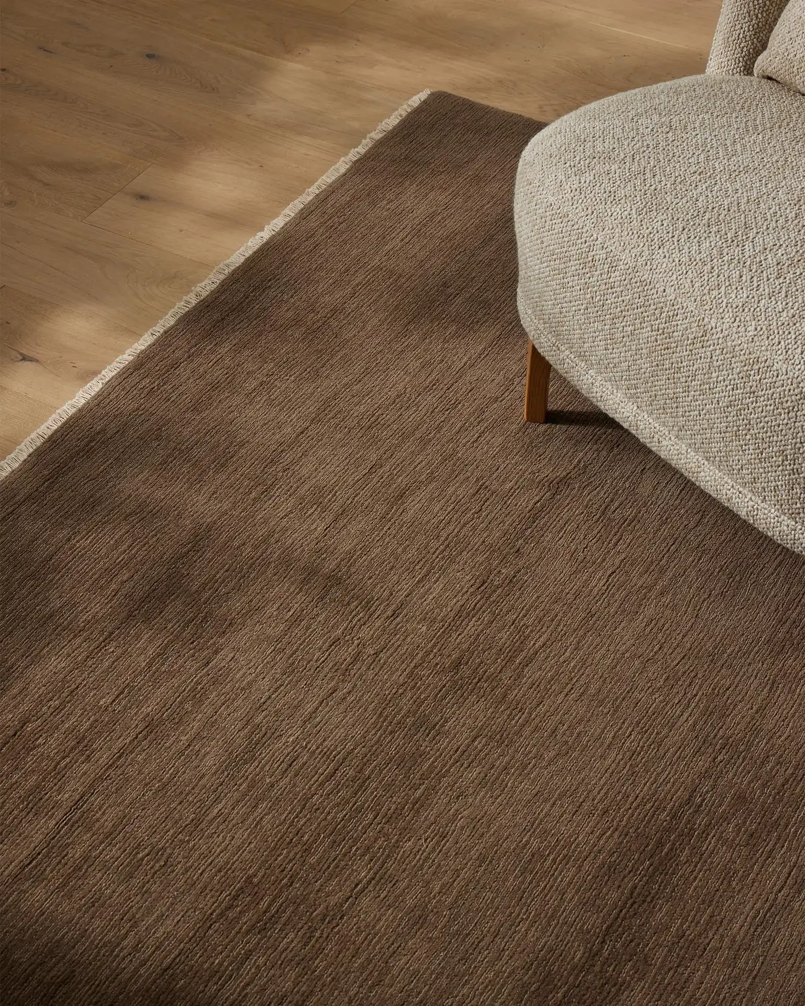 recpr9u1Rn8pa2L5G_Alessandre_taupe_rug_lifestyle2.webp