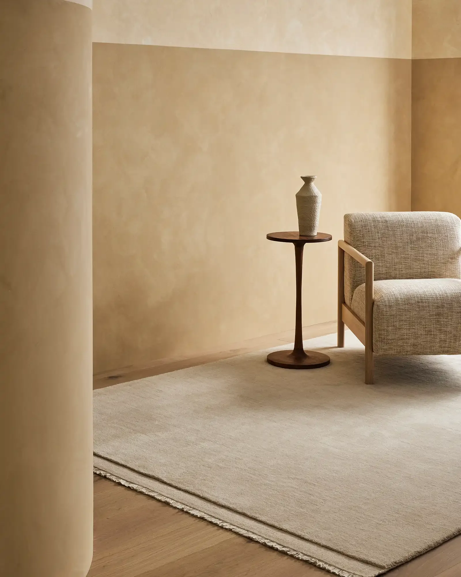 recc4r6n1ao0hHWQJ_Silvio-rug-ecru-living-room-chair.webp