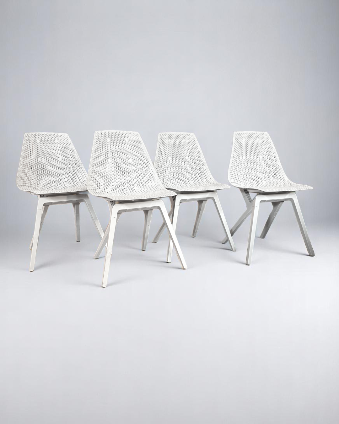 Pre-owned set of 4 Noho Move chairs in white made from regenerated nylon.