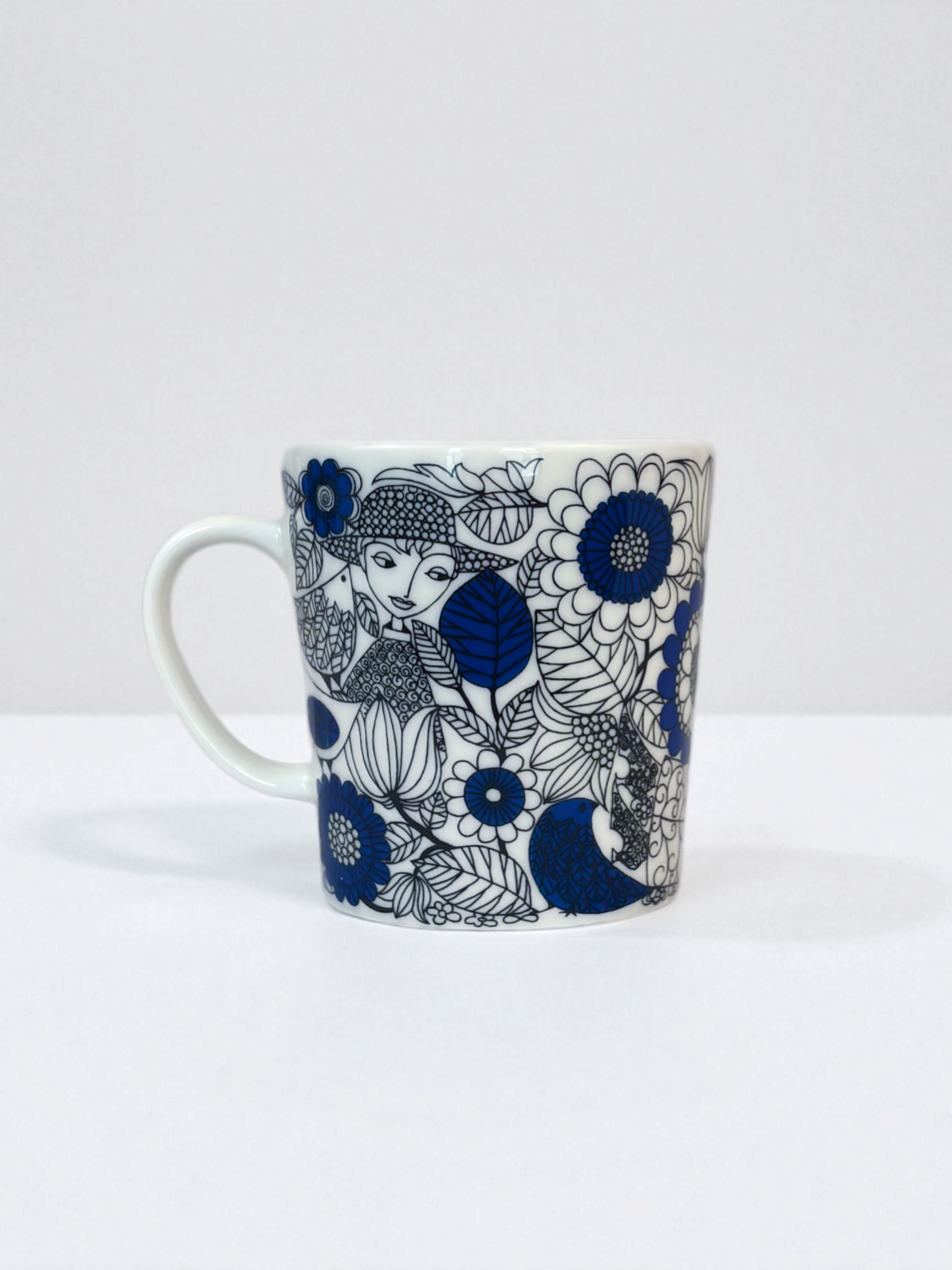 Pre-owned Arabia Finland Pastoraali 10oz coffee mugs, set of 4, featuring blue and white Esteri Tomula floral pattern.