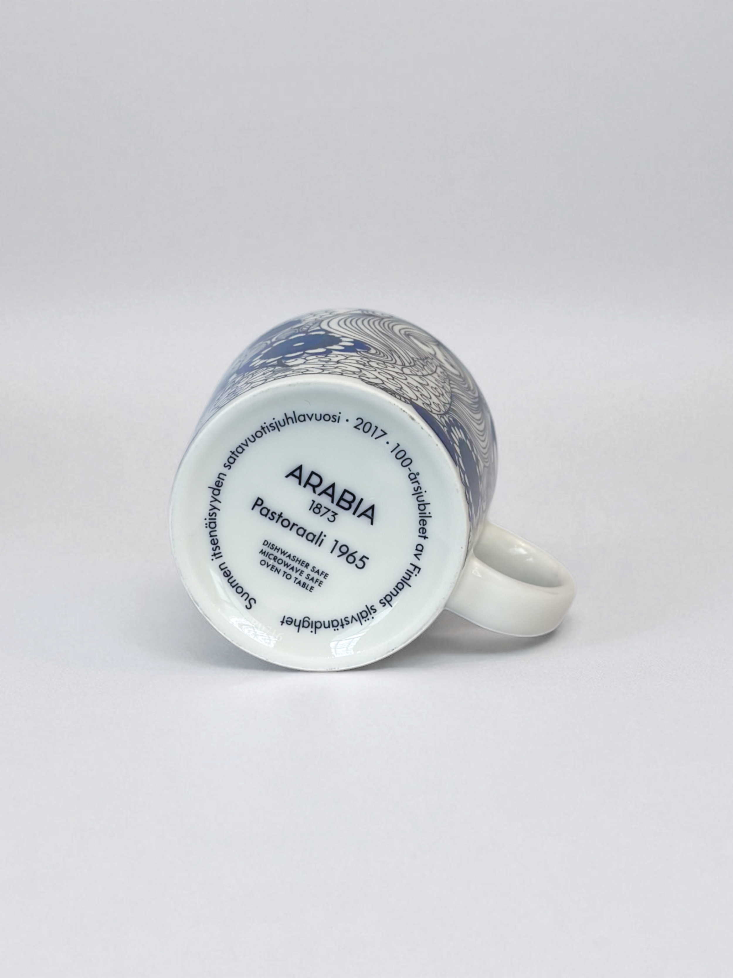 Pre-owned Arabia Finland Pastoraali 10oz coffee mugs, set of 4, featuring blue and white Esteri Tomula floral pattern.