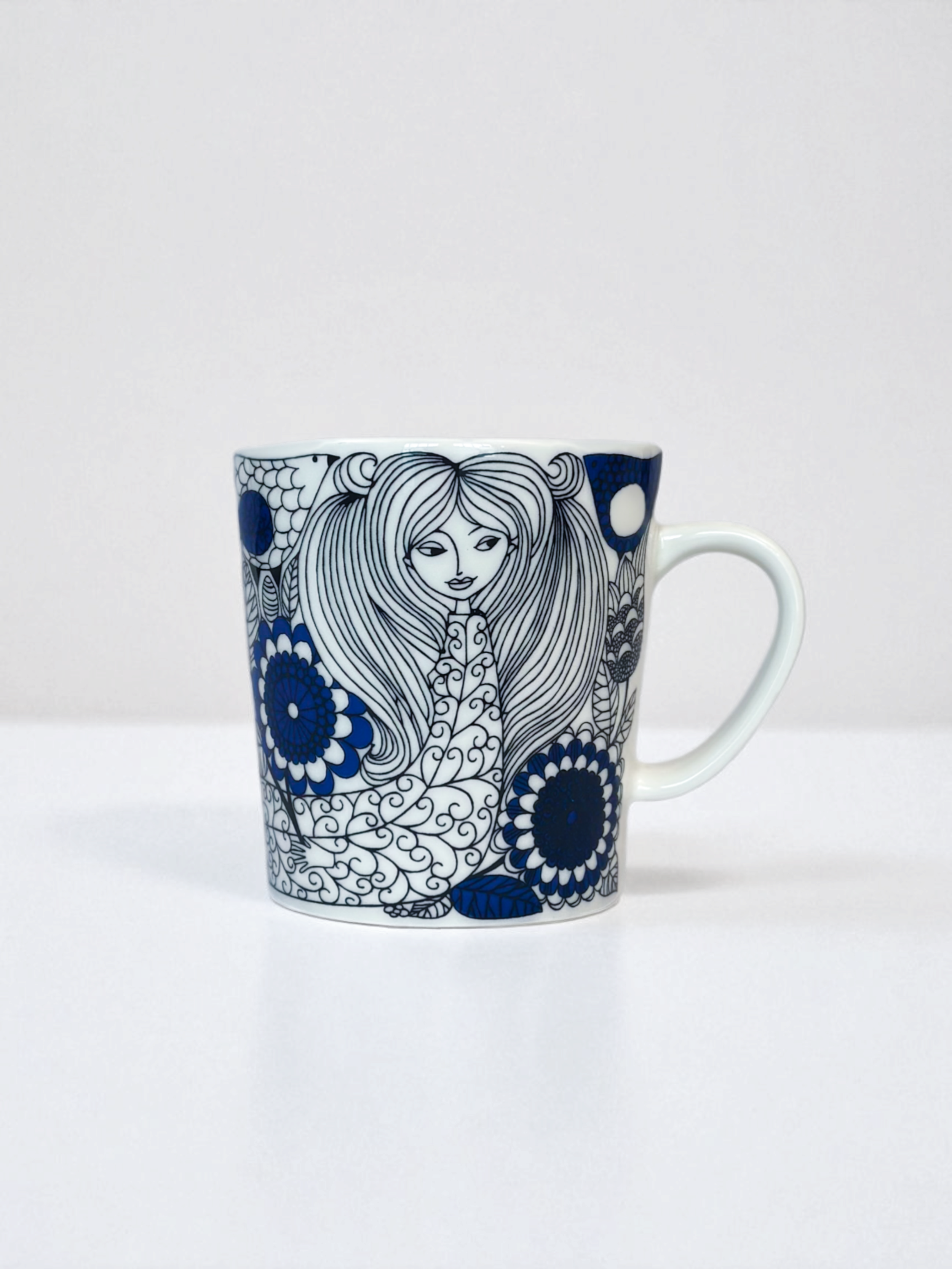 Pre-owned Arabia Finland Pastoraali 10oz coffee mugs, set of 4, featuring blue and white Esteri Tomula floral pattern.