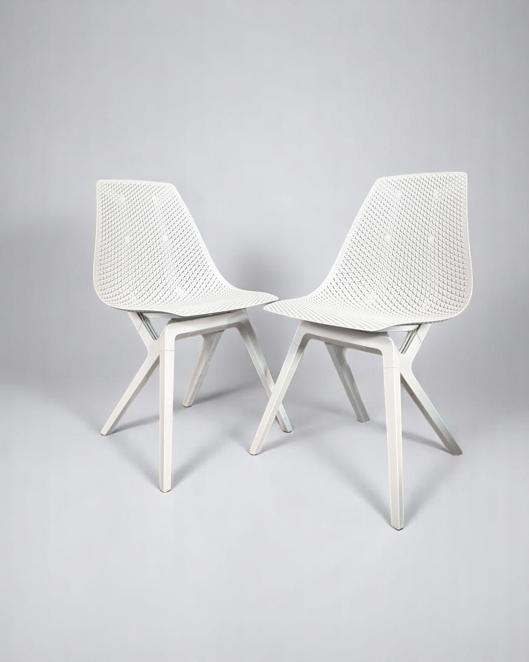Pre-owned set of 4 Noho Move chairs in white made from regenerated nylon.