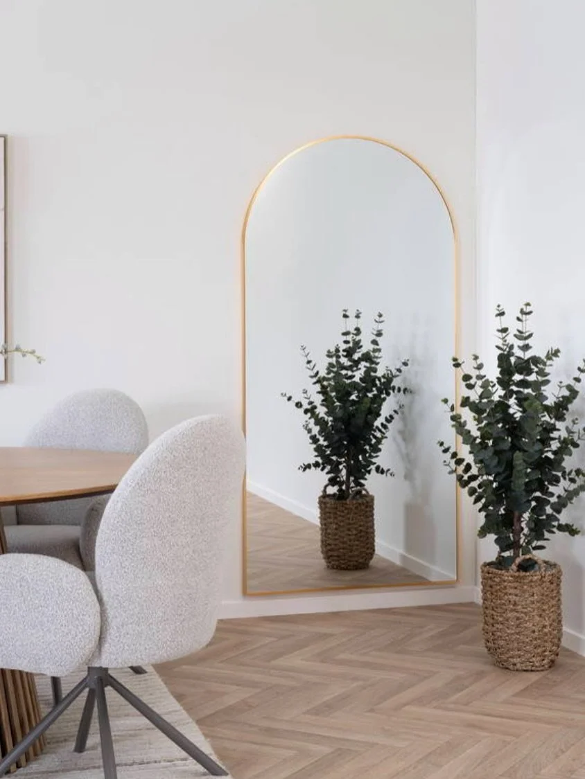A timeless arch, a warm golden frame, and effortless elegance.
This mirror opens up any room &mdash; adding depth, light, and modern simplicity.

Discover more in our online shop!

#InteriorDesign #HomeDecor #ScandinavianDesign #ModernLiving #DesignI