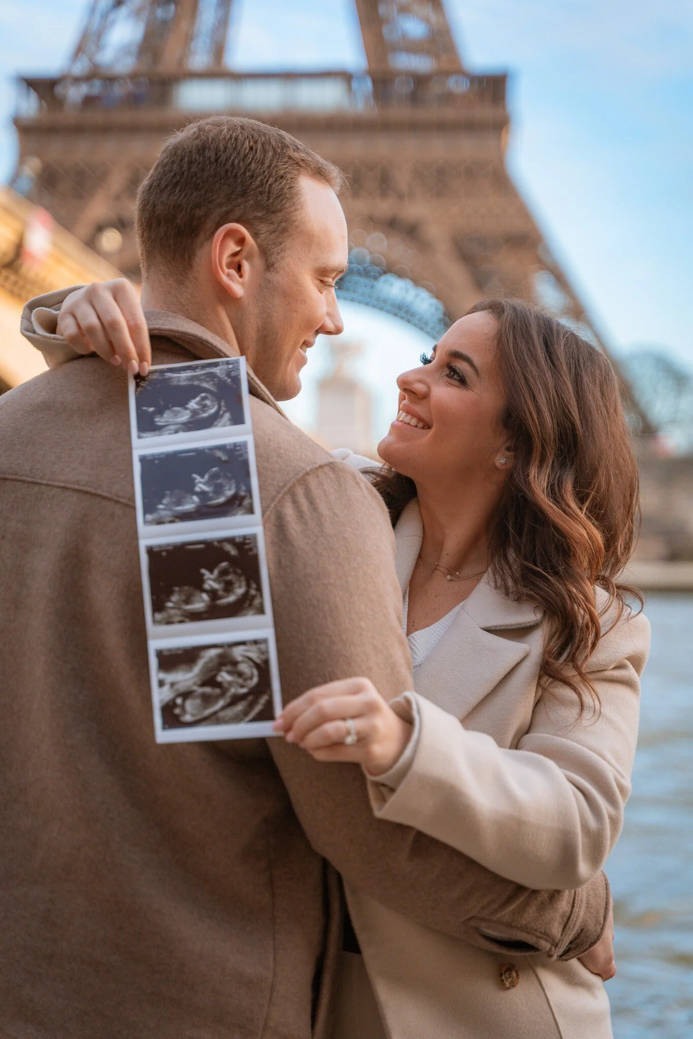 Pregnancy-Announcement-in-Paris