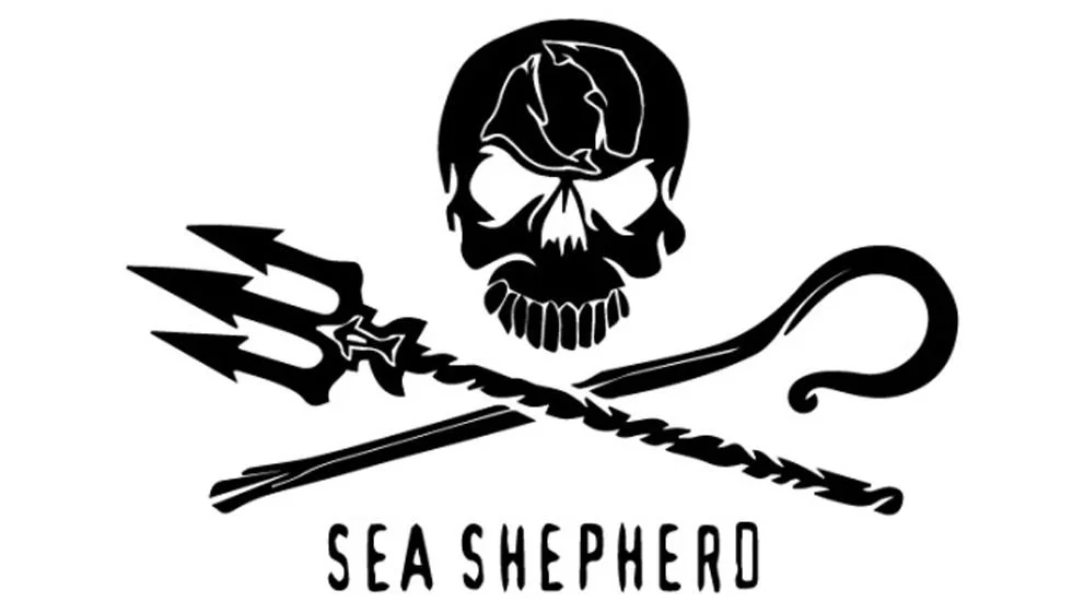 Un crâne avec deux cornes, un trident et un bâton en dessous, avec le texte "Sea Shepherd".