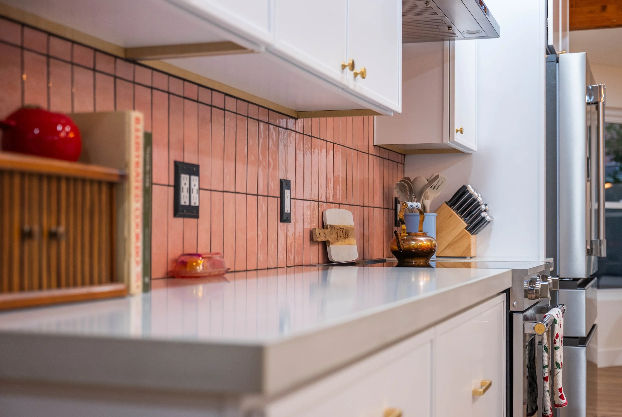 Clean, minimalist kitchen remodel showcased in a Phoenix home renovation project