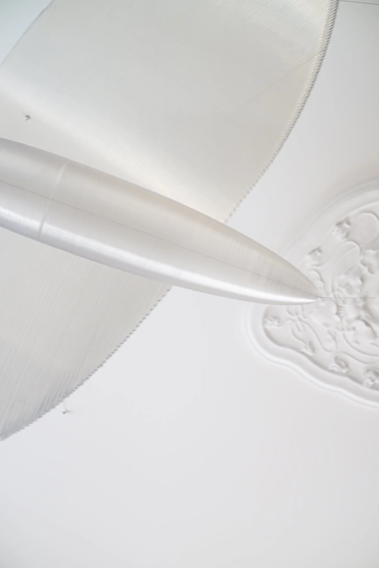 For the collector seeking more than just illumination, we offer investment-grade light art that celebrates the pureness and tactility of glass. By incorporating unique glass textures—inspired by fog, dew, and ancient craft tools—we create a sensory j