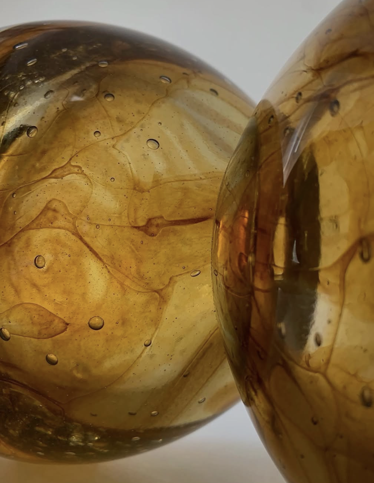 BAIBAGLASS provides investment-grade lighting solutions for premium residential developments. We help developers differentiate their properties by integrating bespoke sculptural glass art into foyers and common areas. Our work adds significant aesthe