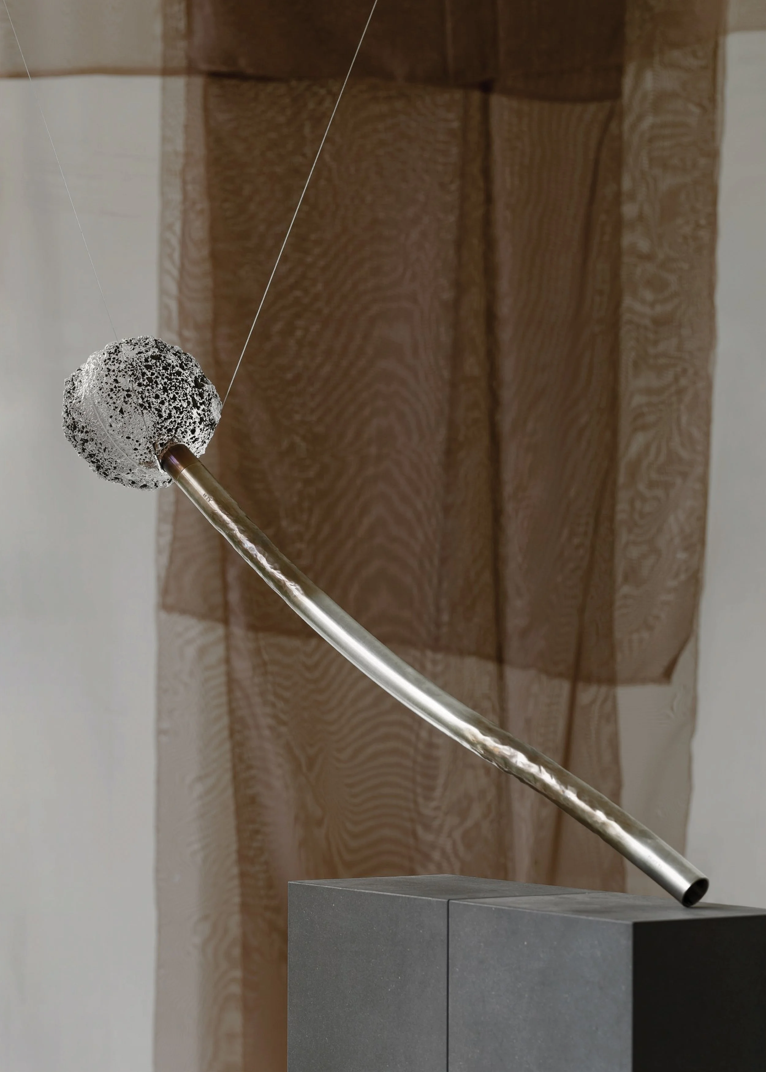 BAIBAGLASS specializes in bespoke lighting for luxury yachts, creating sculptural installations that respond to the movement of the sea. Our custom yacht glass art utilizes fixed-mount engineering to ensure safety and stability in maritime environmen