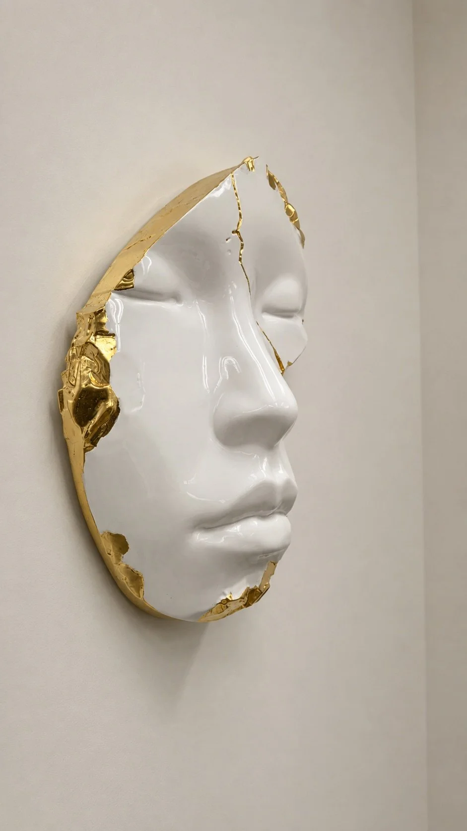 broken-face-white-gold-face-wall-sculpture-laurens-spier (1).jpg