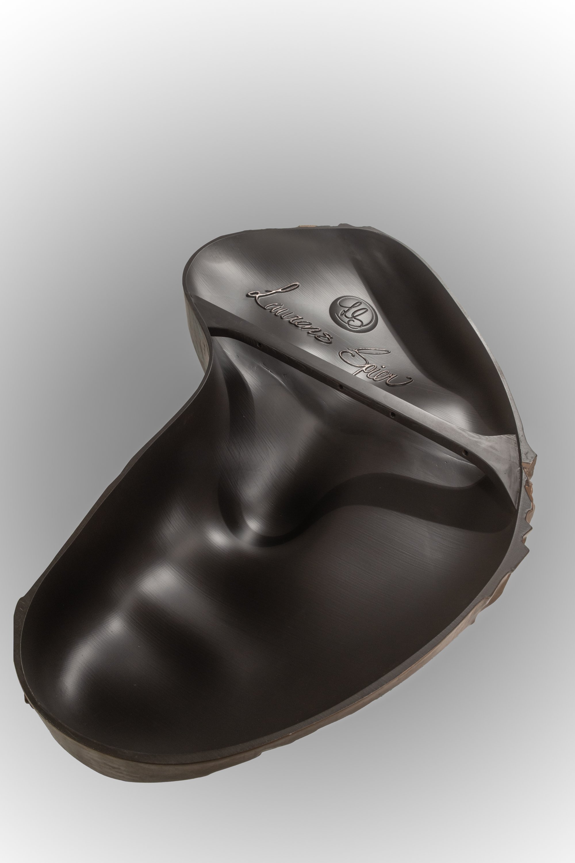 ruines-van-het-zelf_ruins-of-the-self_mask-face-gezicht_brons-bronze_3dprint_hangobject_laurens-spier_2025_120cm (6).jpg