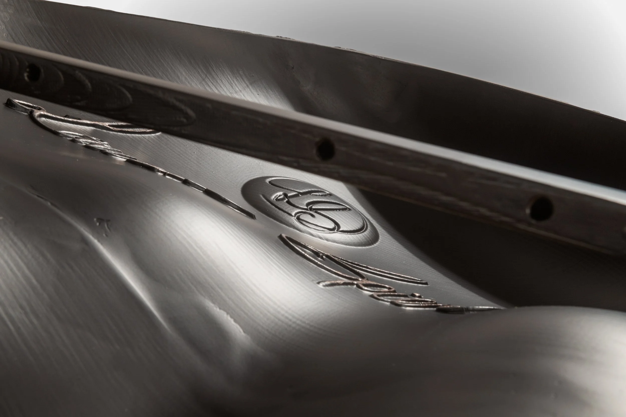 ruines-van-het-zelf_ruins-of-the-self_mask-face-gezicht_brons-bronze_3dprint_hangobject_laurens-spier_2025_120cm (34).jpg