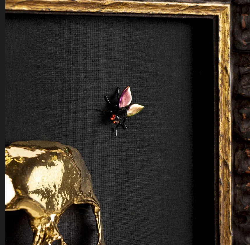 Skull-gold-art-wall-sculpture-fly-insect-butterfly-cameleon-gemstoneart-hazenite-memento-mori-kunst-Laurens spier (22).jpg