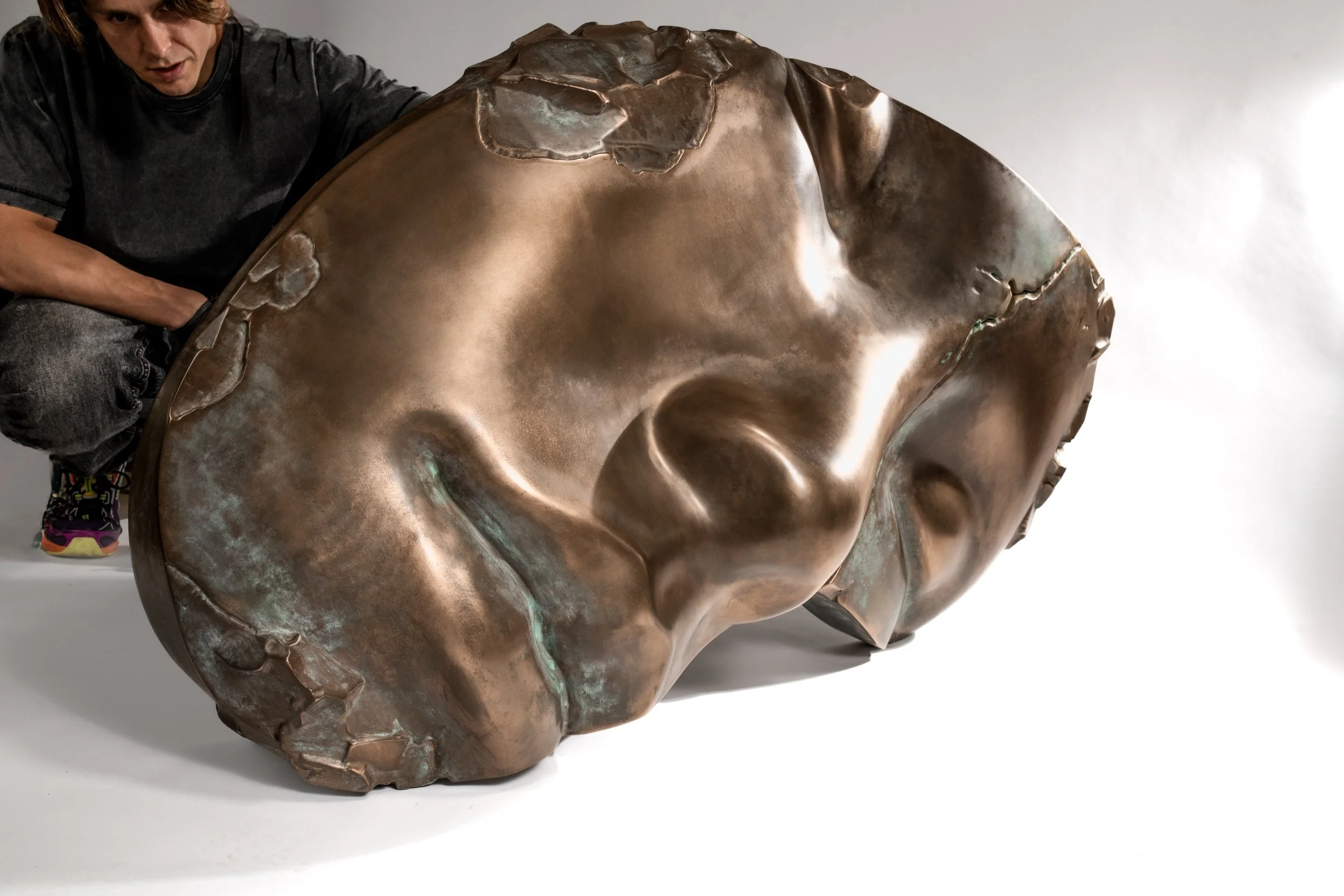 ruines-van-het-zelf_ruins-of-the-self_mask-face-gezicht_brons-bronze_3dprint_hangobject_laurens-spier_2025_120cm (3).jpg