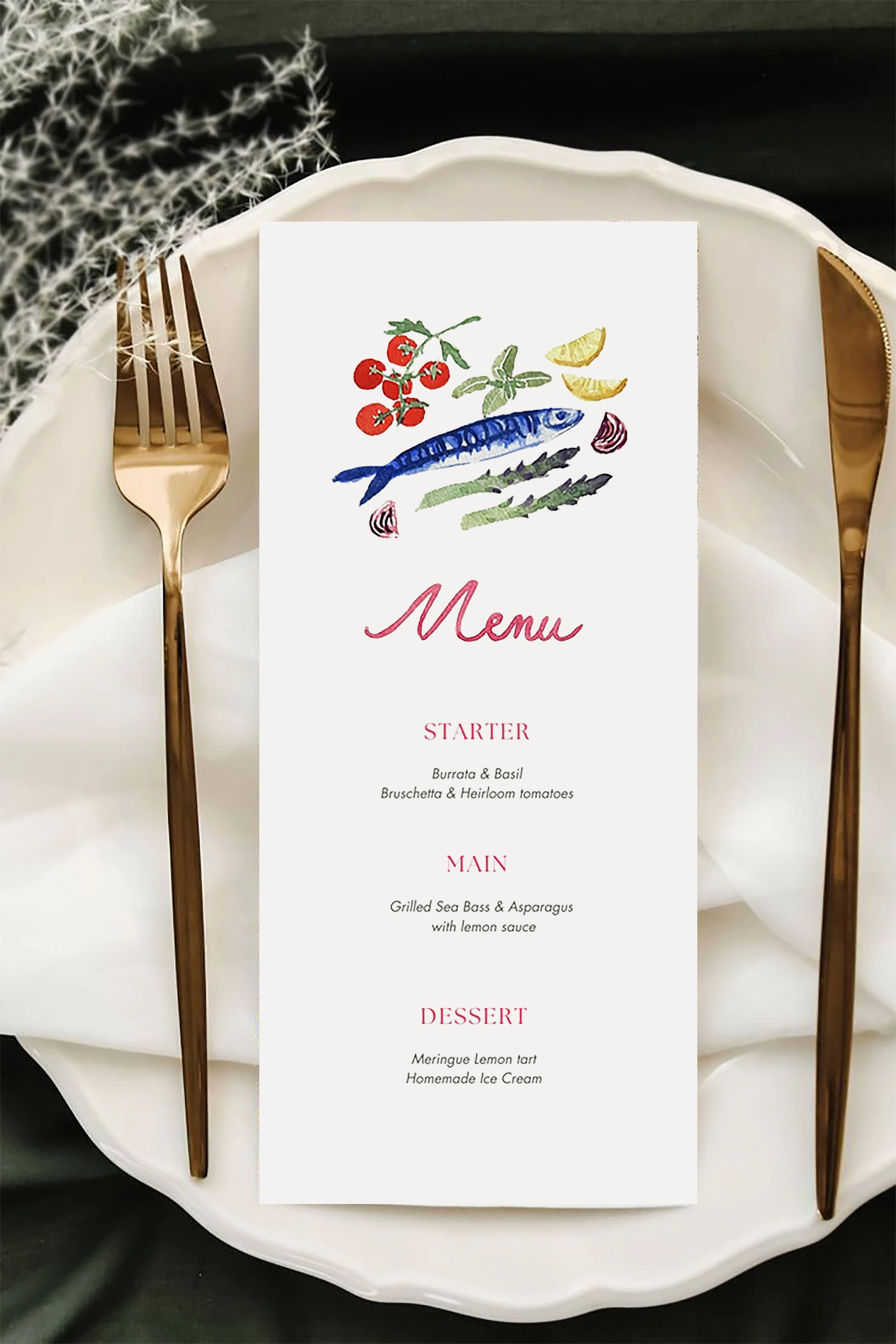 Un menu de restaurant affiché sur une assiette blanche avec un couvercle en plastique blanc, comprenant des sections pour un entrée, un plat principal et un dessert, avec des éléments décoratifs et des couverts dorés à côté.