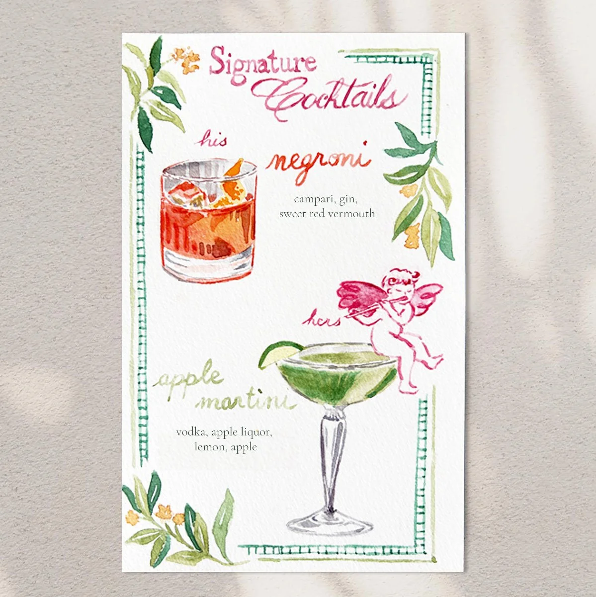 Carte illustrée présentant deux cocktails, le Negroni à base de campari, gin et vermouth rouge sucré, et le Martini à base de vodka, liqueur de pomme, citron et pomme, décorée de dessins floraux, d'une petite fée, et de texte en français et en anglais.
