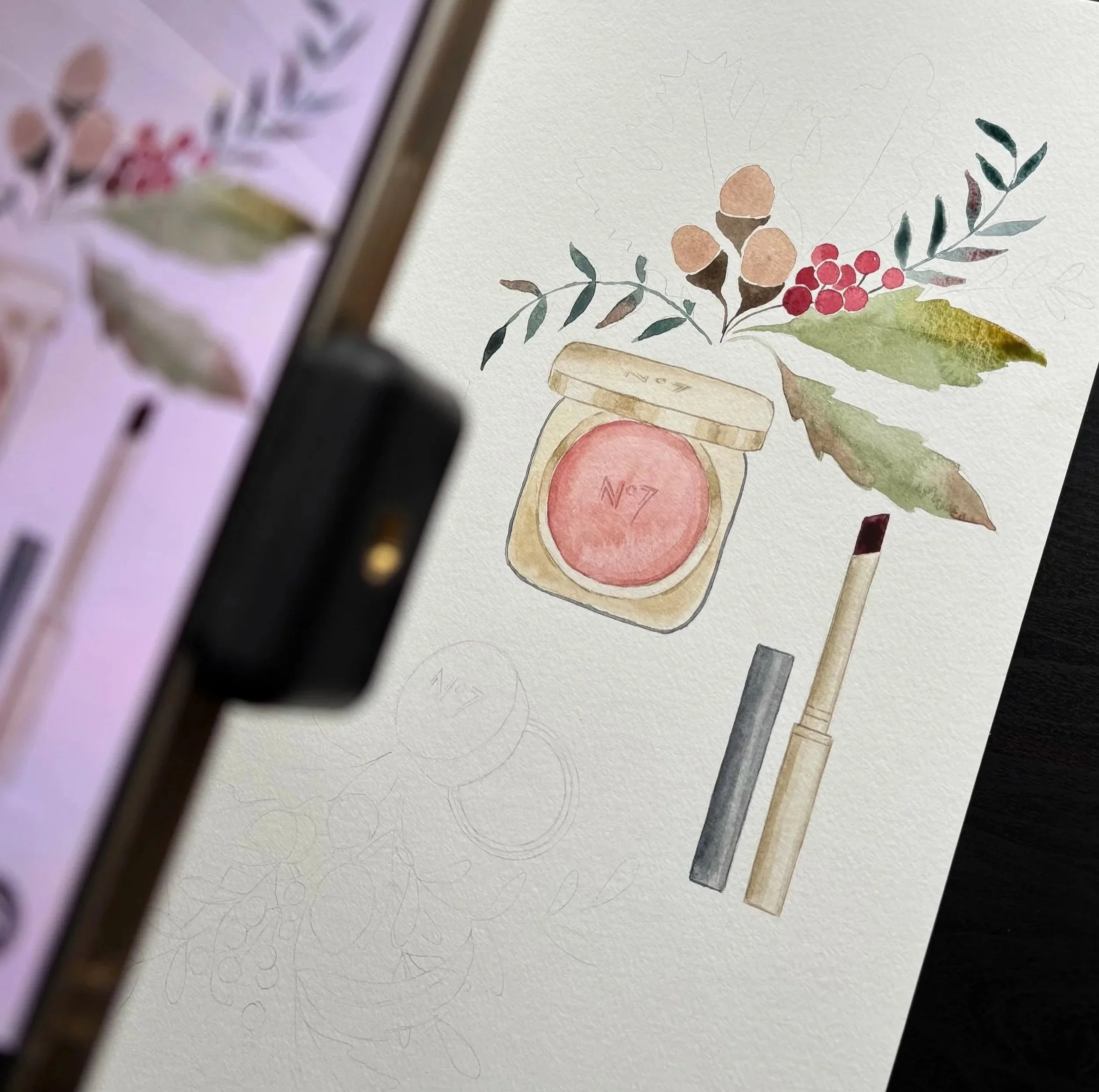 Une aquarelle représentant un pot de crème ou de maquillage portant l'inscription 'N°7', entouré de branches de houx avec des baies rouges, des feuilles vertes et des pommes de pin, avec un pinceau et une autre baguette à côté.